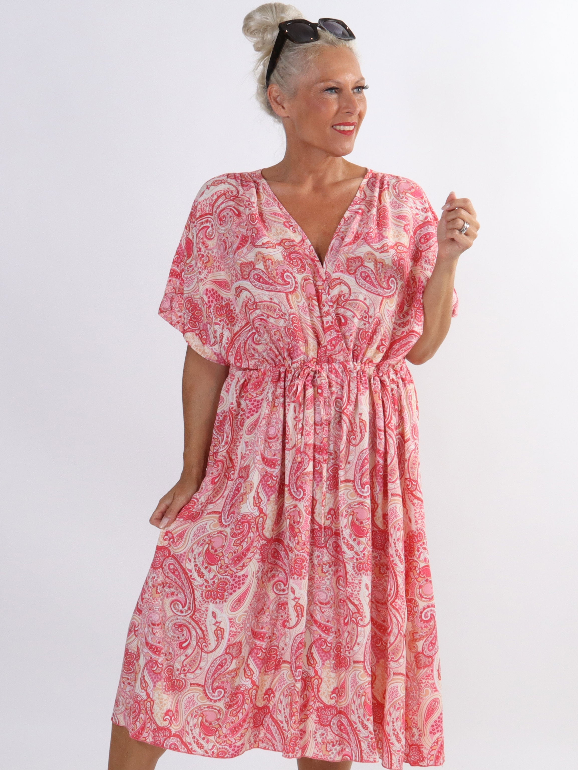 Cali - Söt viskosklänning med paisleymönster i stora storlekar - Black