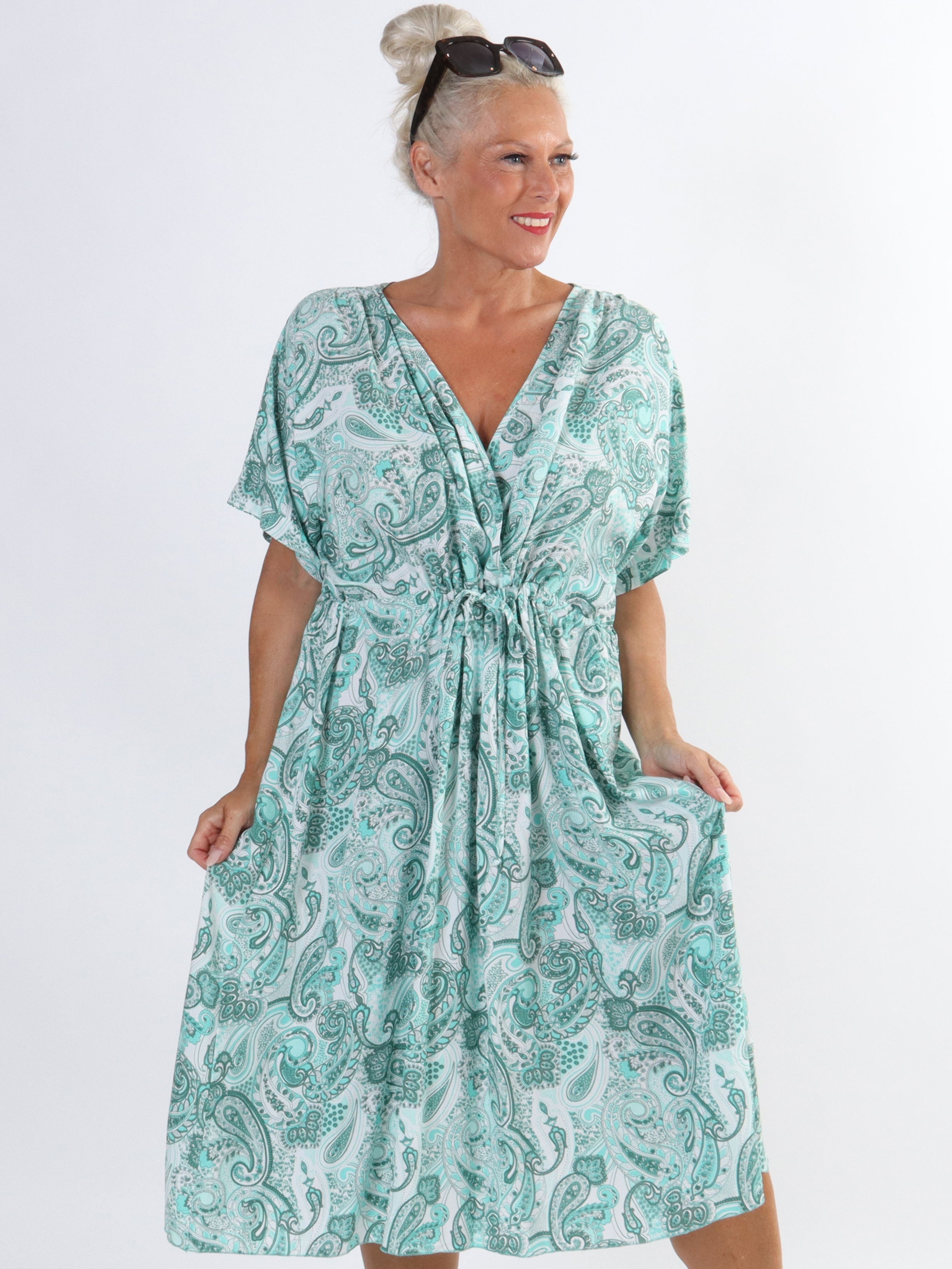 Cali - Söt viskosklänning med paisleymönster i stora storlekar