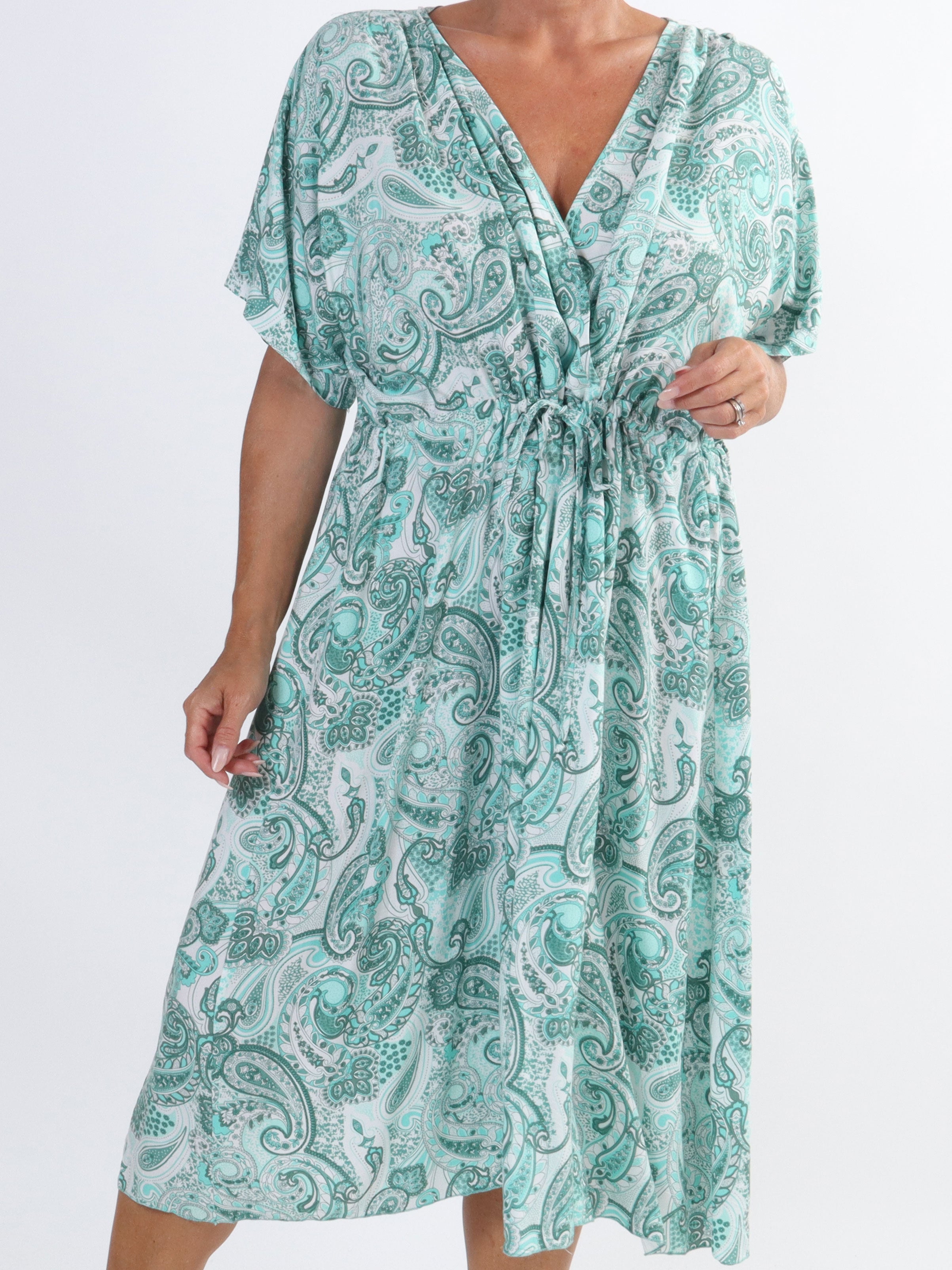 Cali - Söt viskosklänning med paisleymönster i stora storlekar