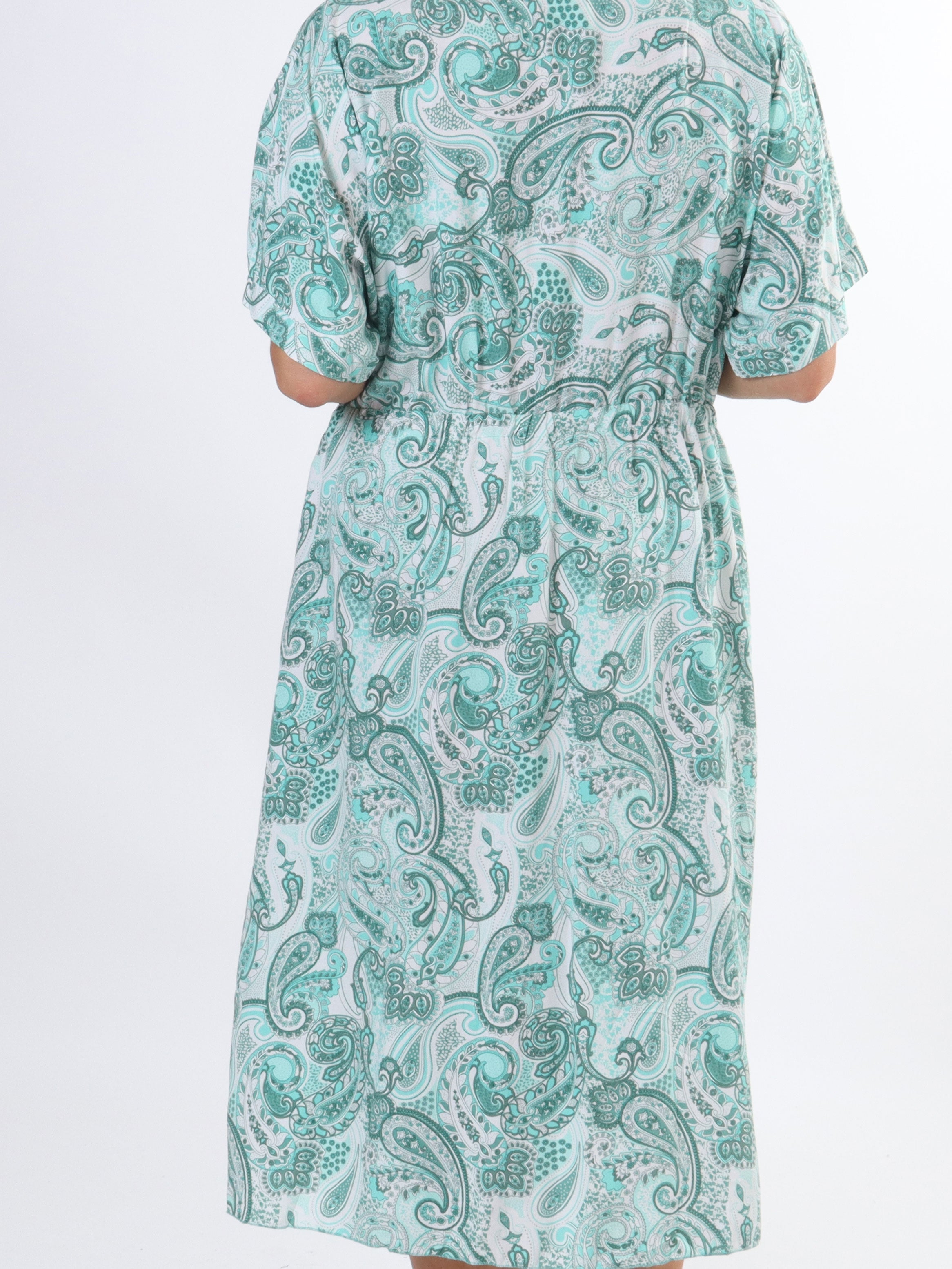 Cali - Söt viskosklänning med paisleymönster i stora storlekar