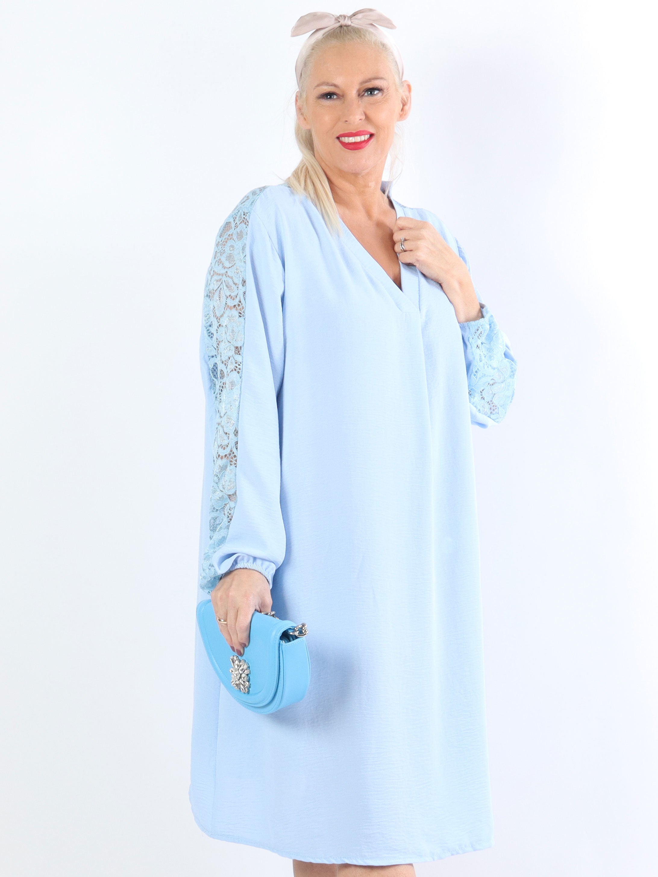 Carmen - Plus size klänning med vacker spets i ryggen och ärmar