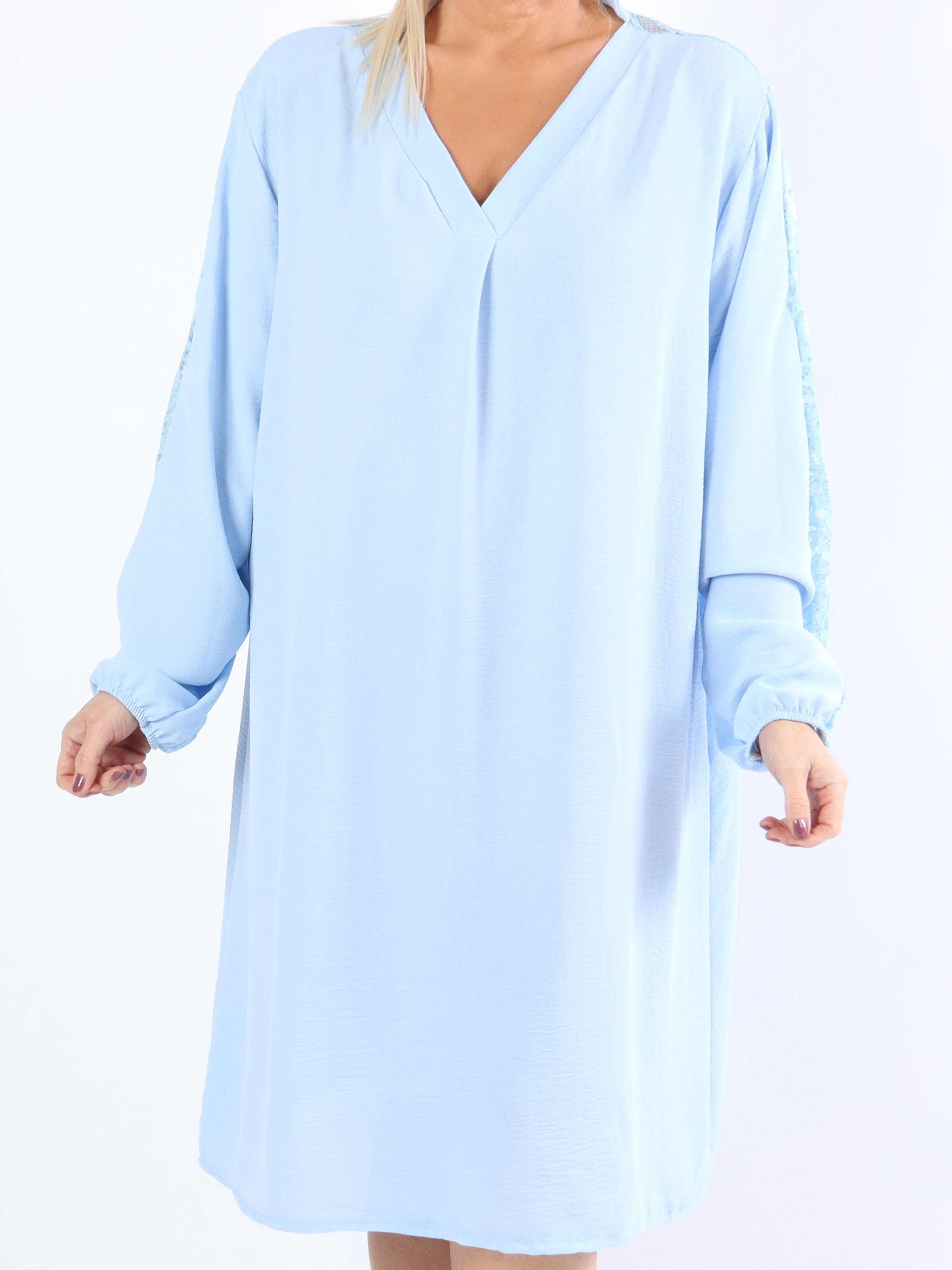 Carmen - Plus size klänning med vacker spets i ryggen och ärmar