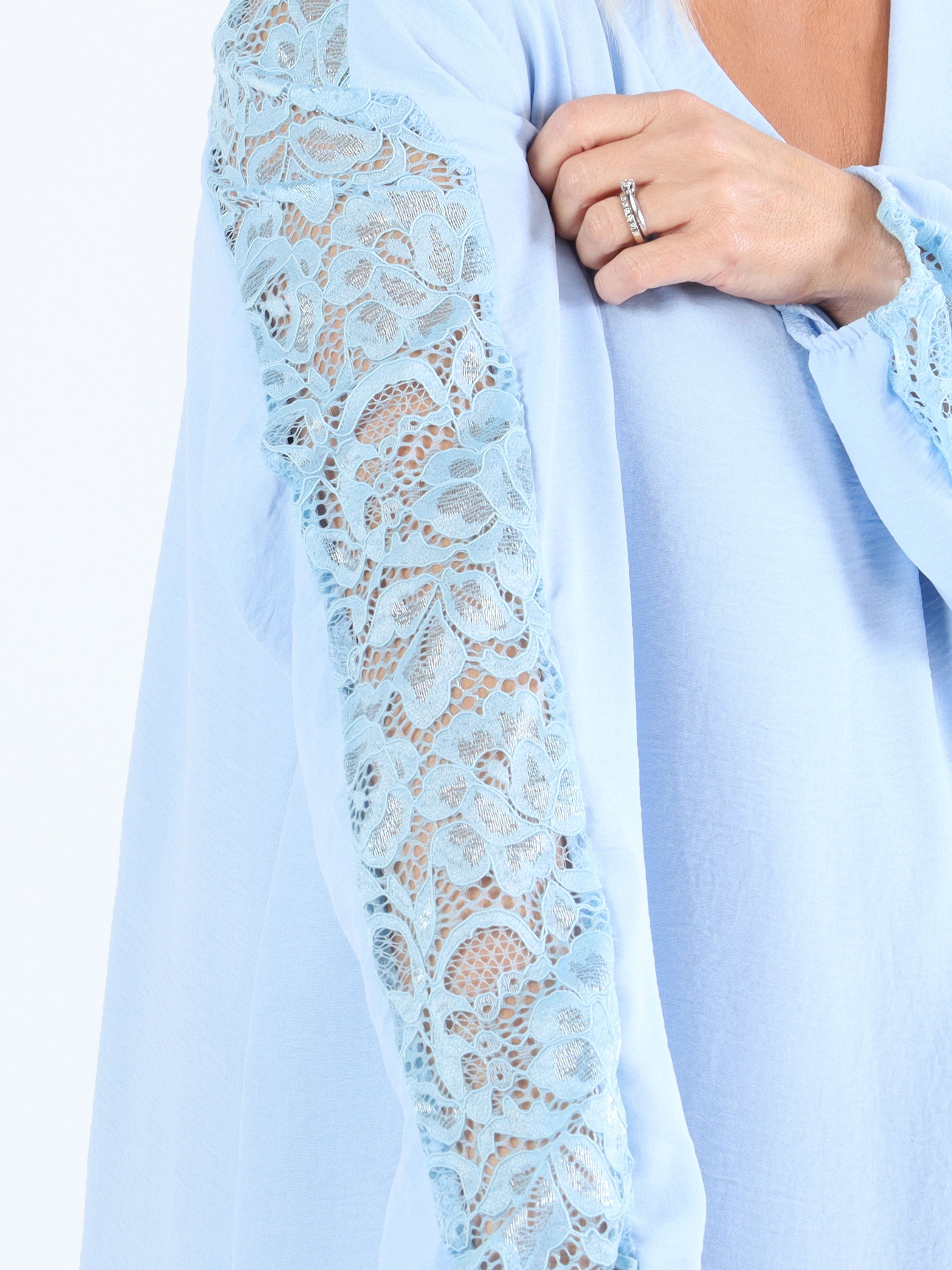 Carmen - Plus size klänning med vacker spets i ryggen och ärmar