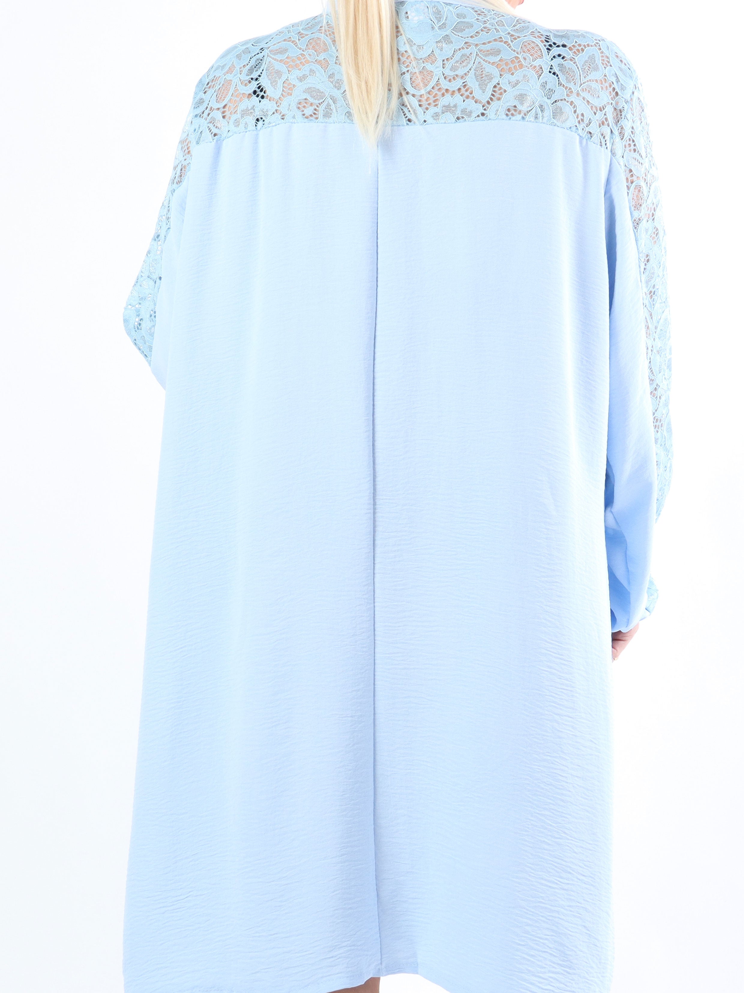 Carmen - Plus size klänning med vacker spets i ryggen och ärmar