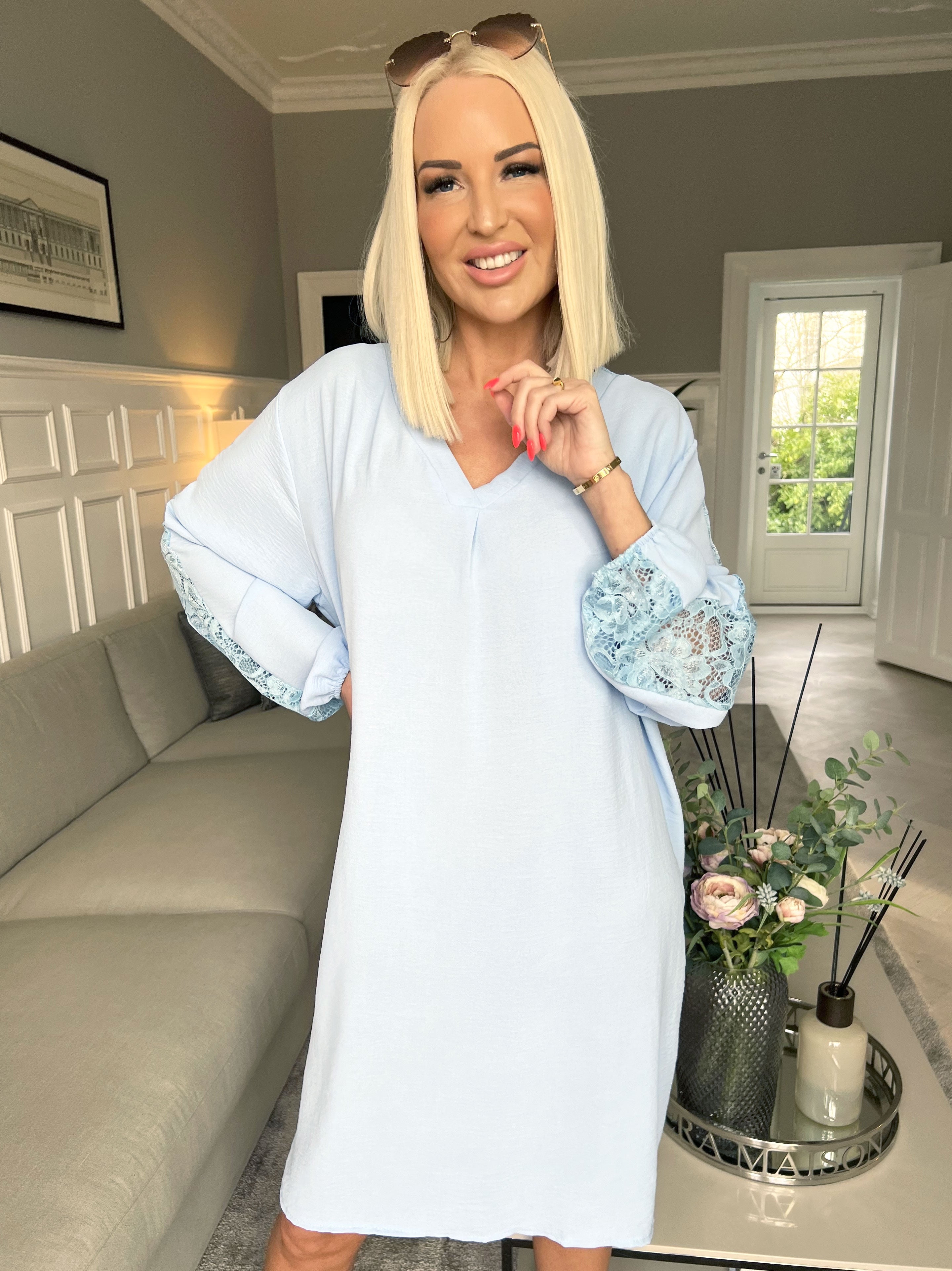 Carmen - Enkel klänning med vacker spets på ryggen och ärmarna