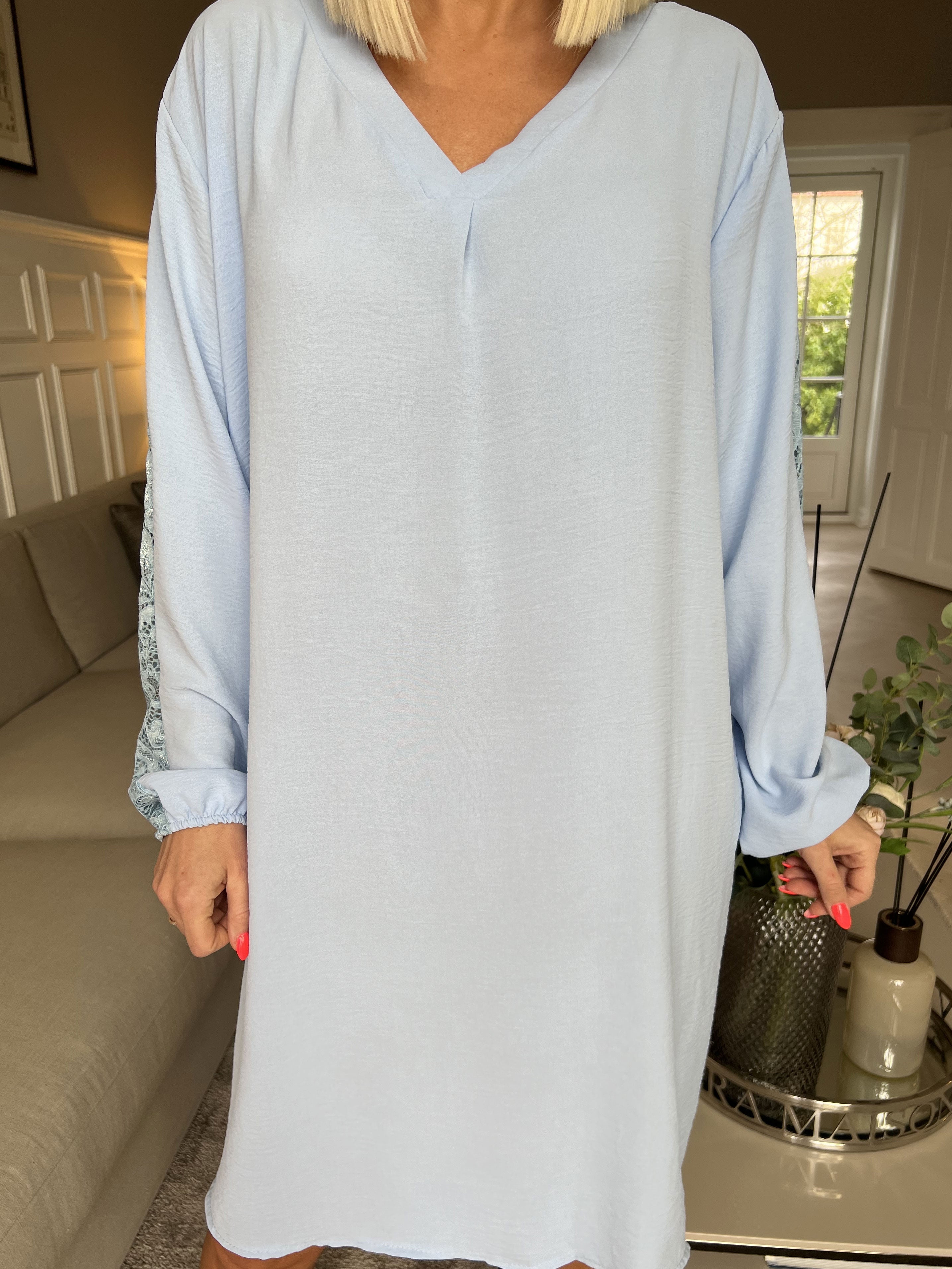 Carmen - Enkel klänning med vacker spets på ryggen och ärmarna