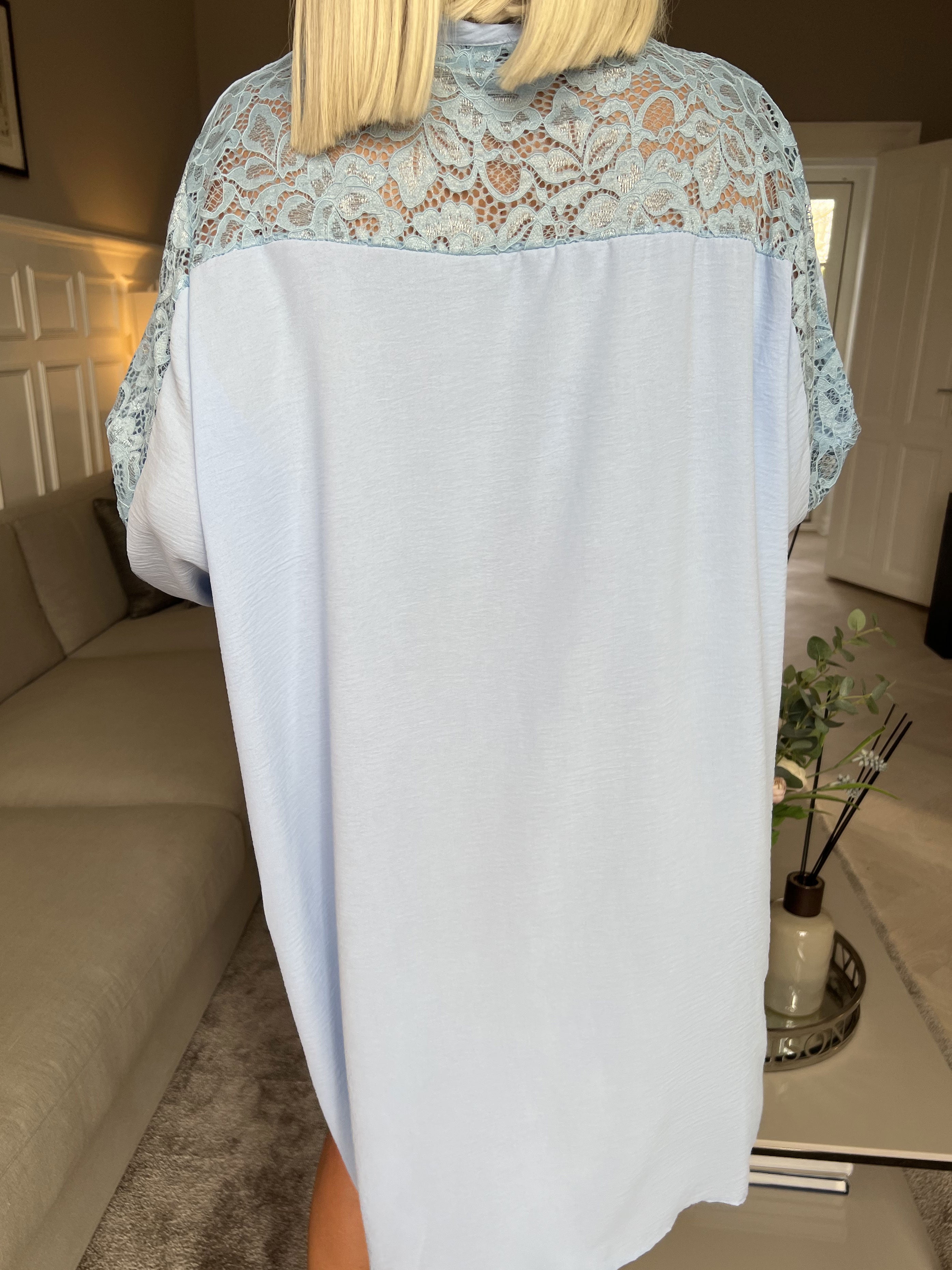 Carmen - Enkel klänning med vacker spets på ryggen och ärmarna