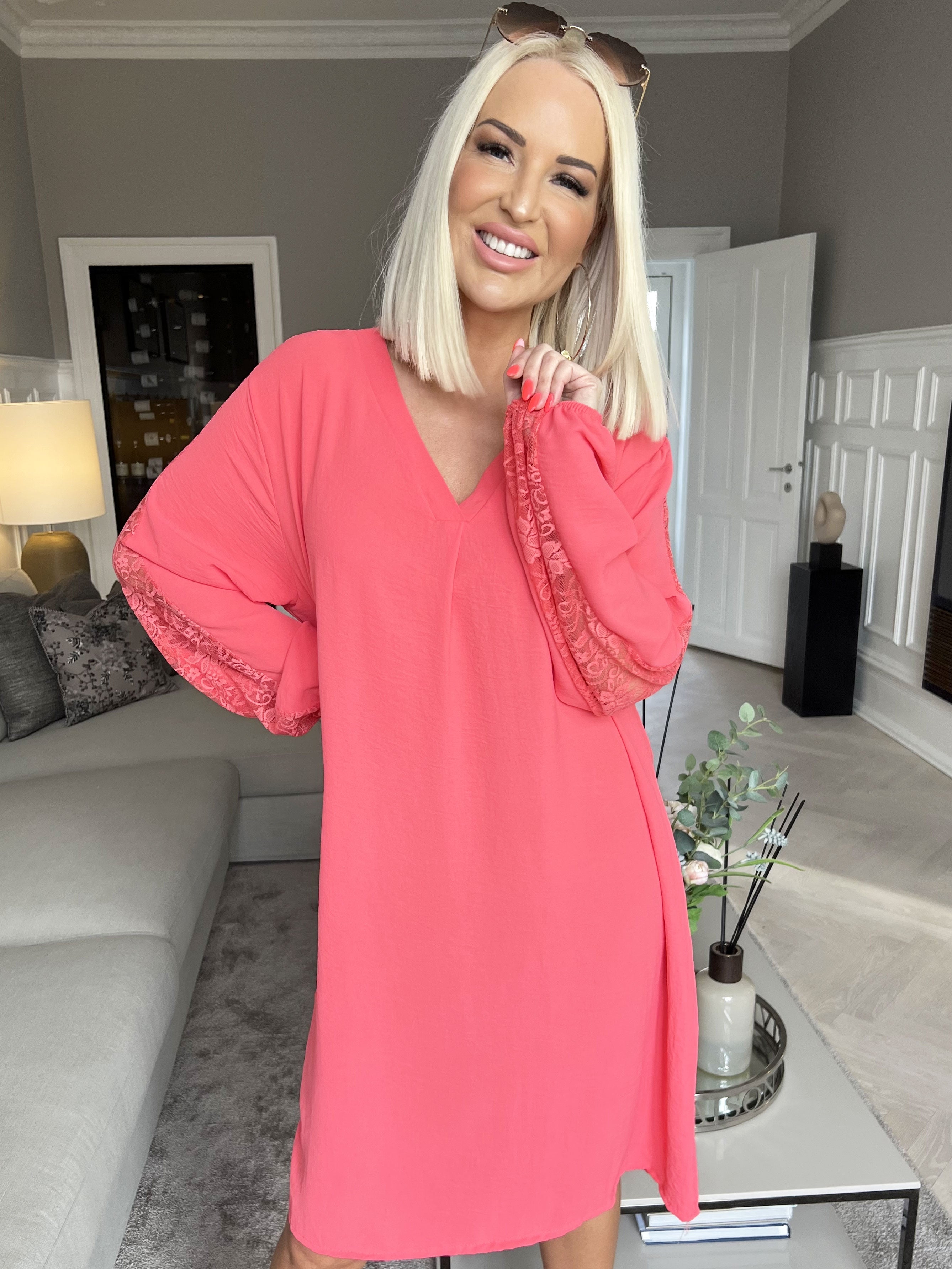 Carmen - Enkel klänning med vacker spets på ryggen och ärmarna