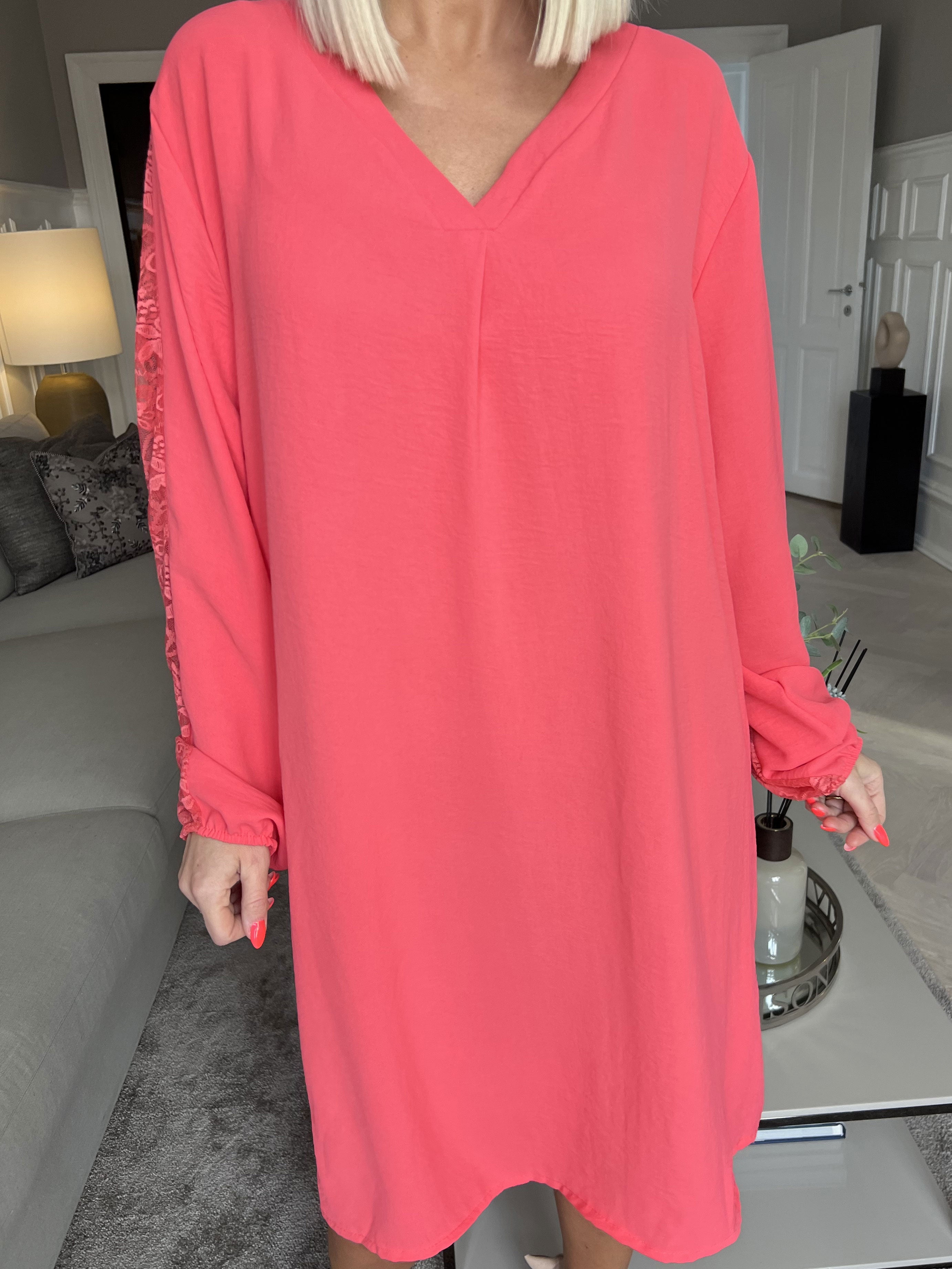 Carmen - Enkel klänning med vacker spets på ryggen och ärmarna