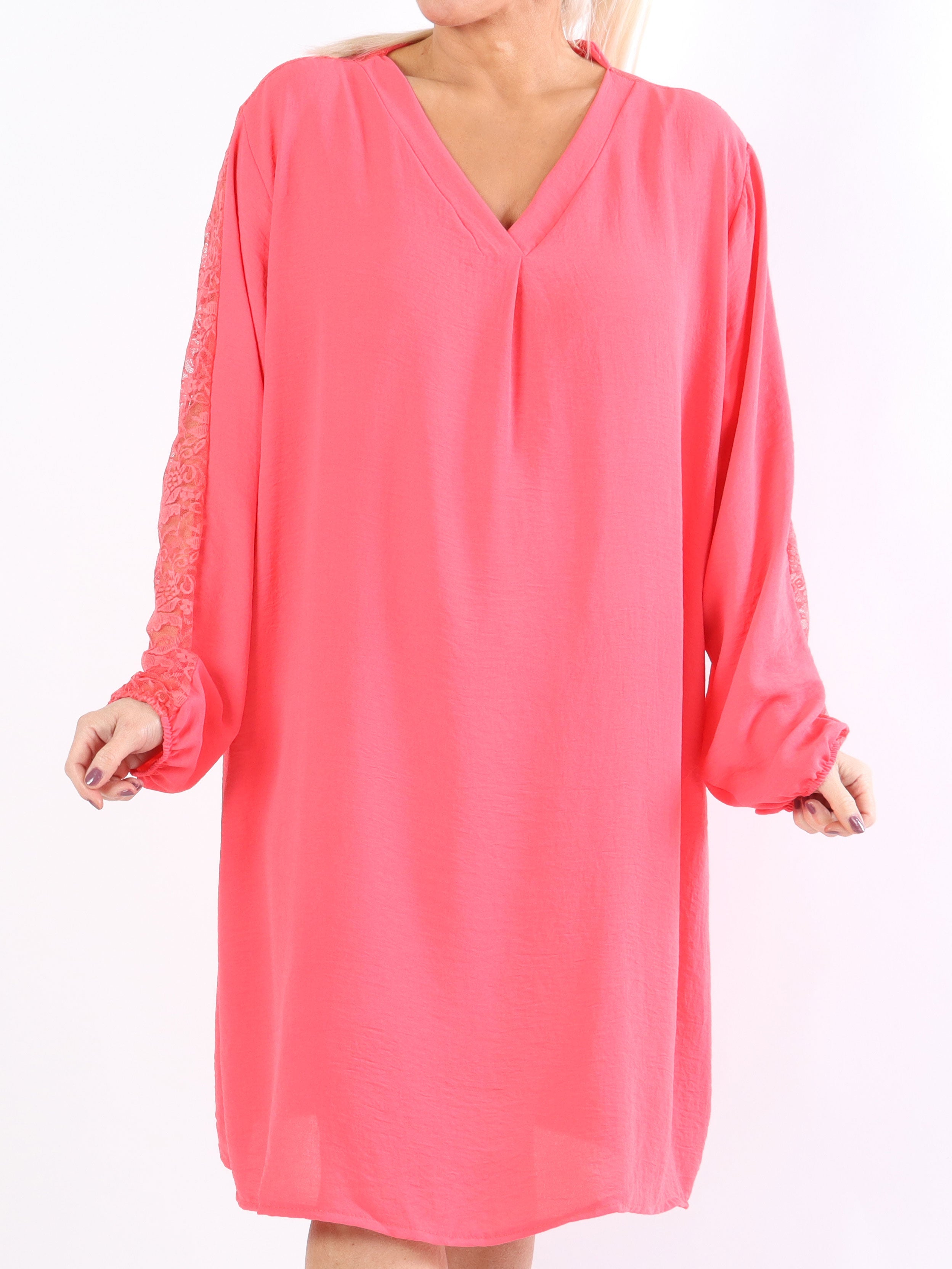 Carmen - Plus size klänning med vacker spets i ryggen och ärmar