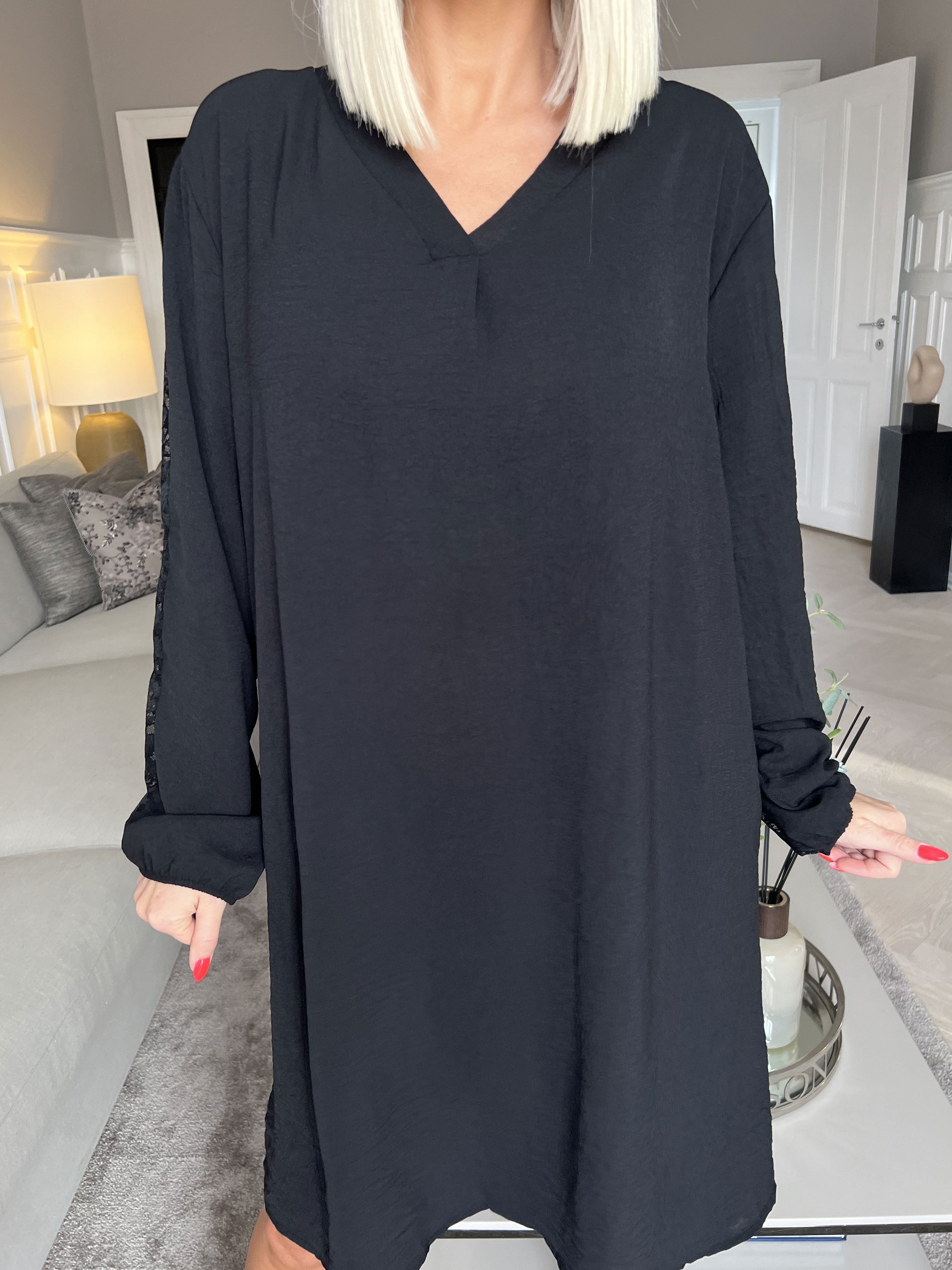 Carmen - Enkel klänning med vacker spets på ryggen och ärmarna