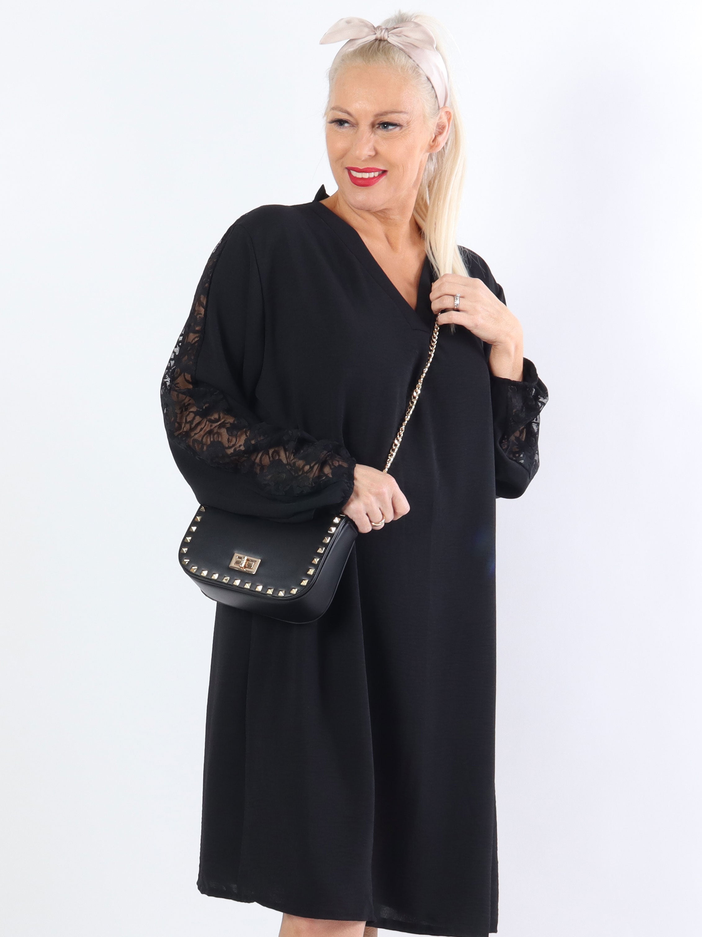 Carmen - Plus size klänning med vacker spets i ryggen och ärmar