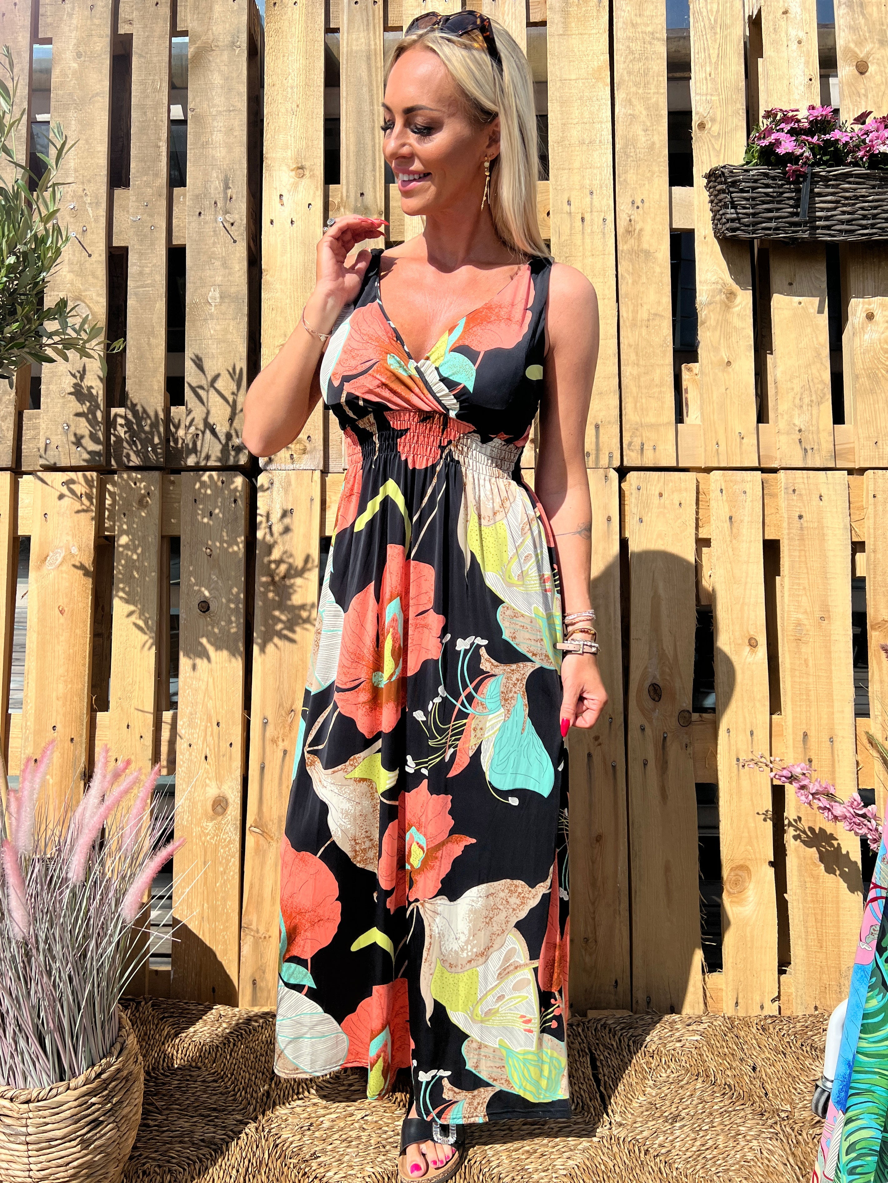 Carmina - Sort stropkjole i elastisk stof med blomsterprint