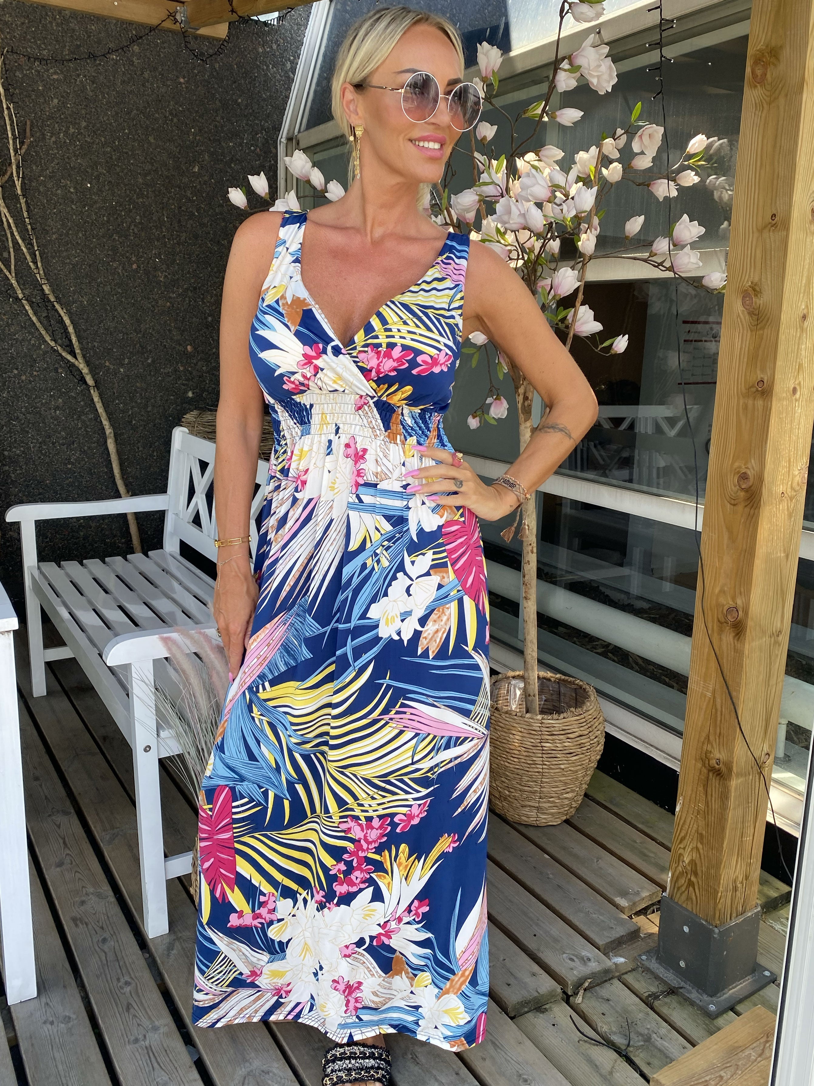 Carmina - Sort stropkjole i elastisk stof med blomsterprint