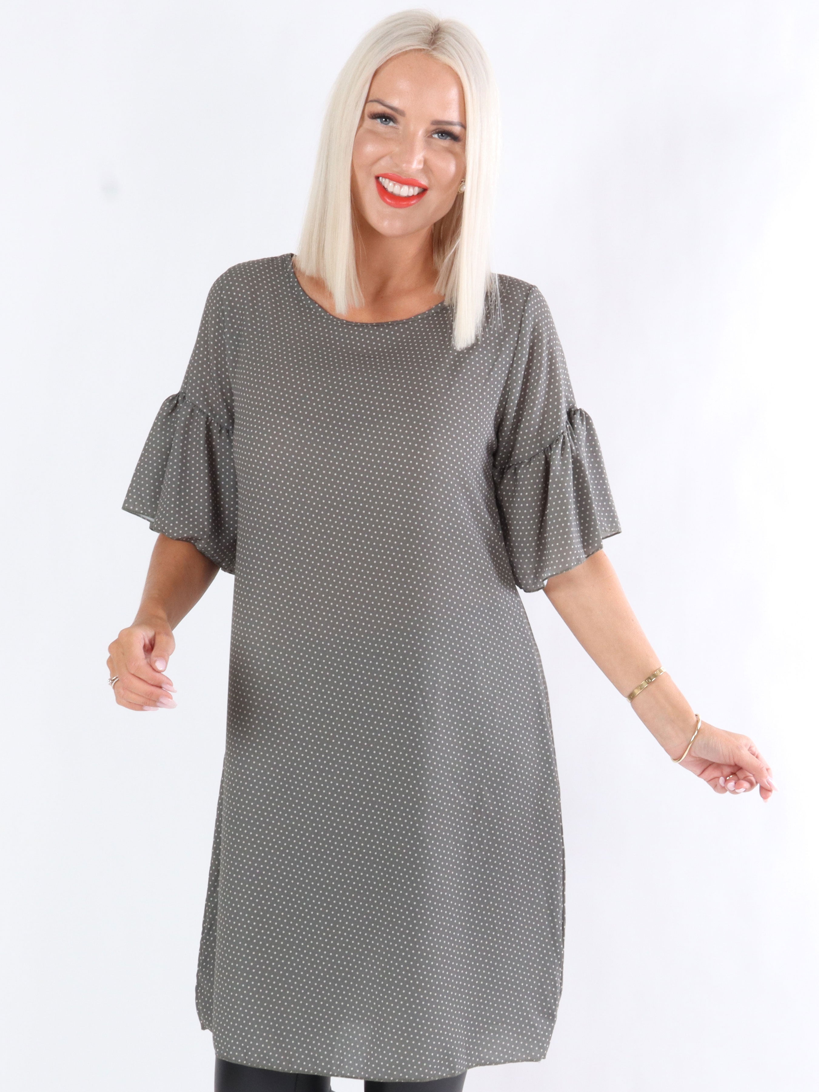 Carna - Klänning med prickar och volangärmar