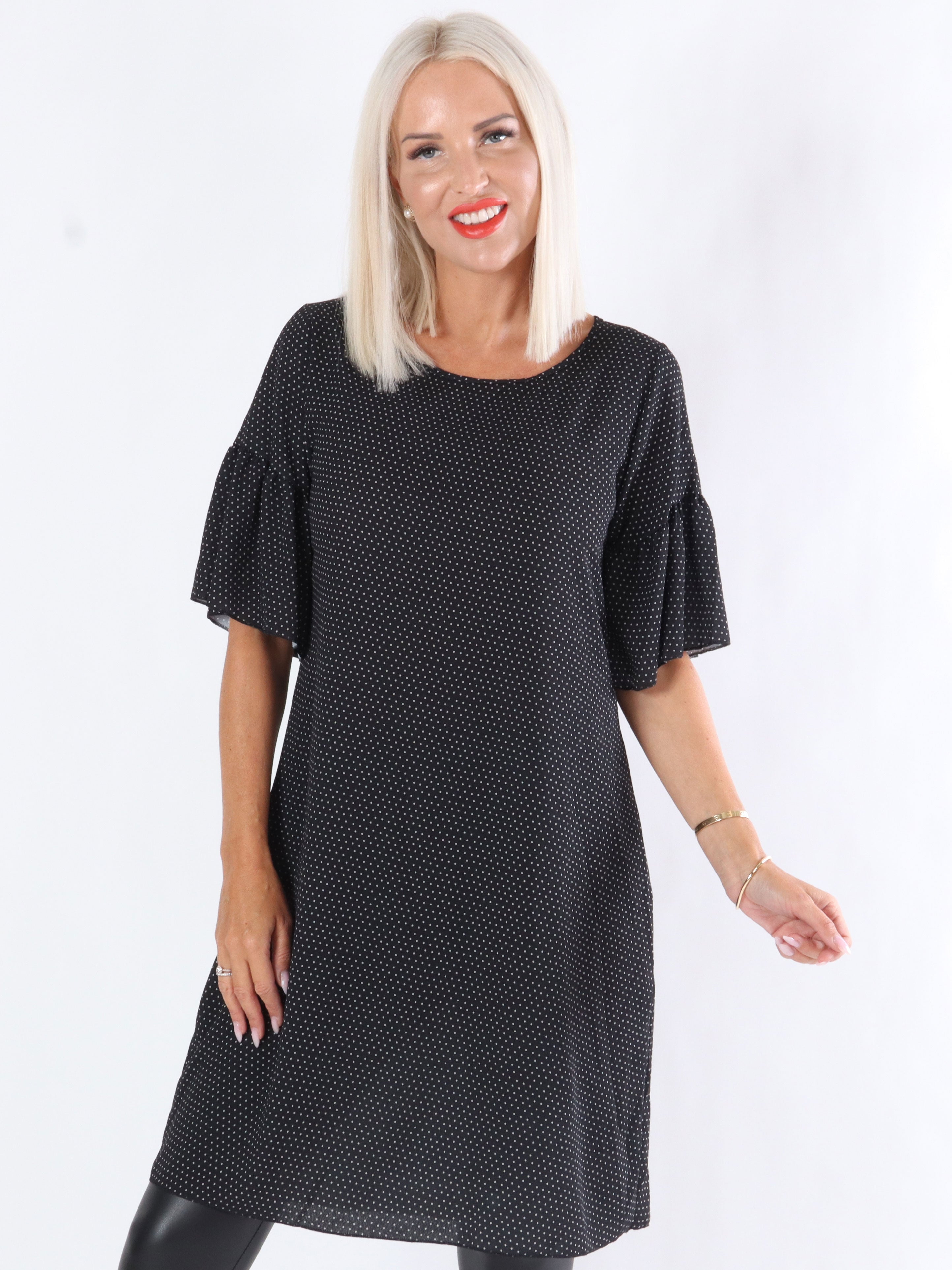 Carna - Klänning med prickar och volangärmar