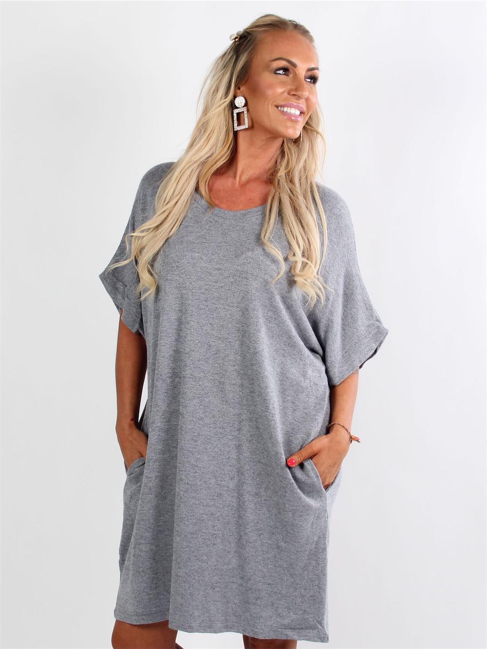 Casilda - Svart oversized t-shirt klänning i mjukt tyg