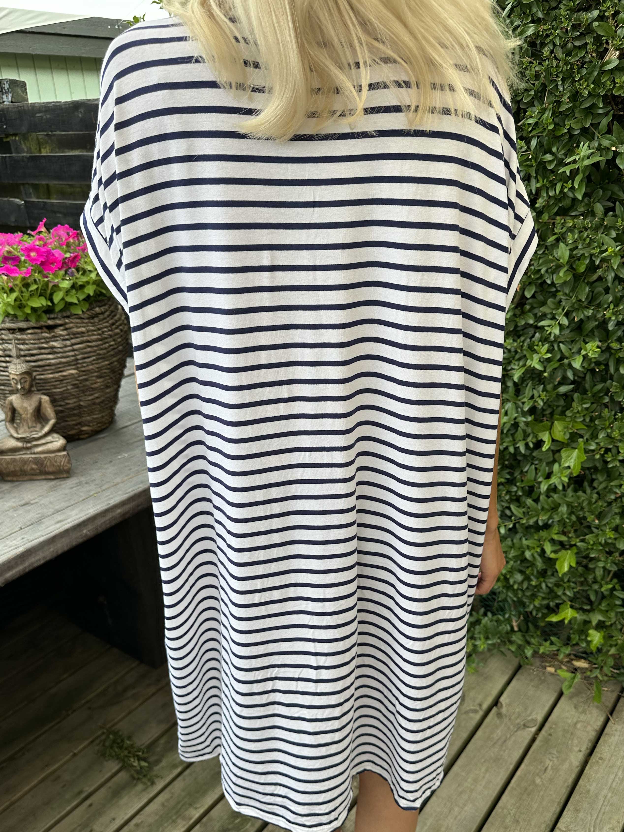 Cath - Söt t-shirtklänning i viskos med silverstjärna - Green