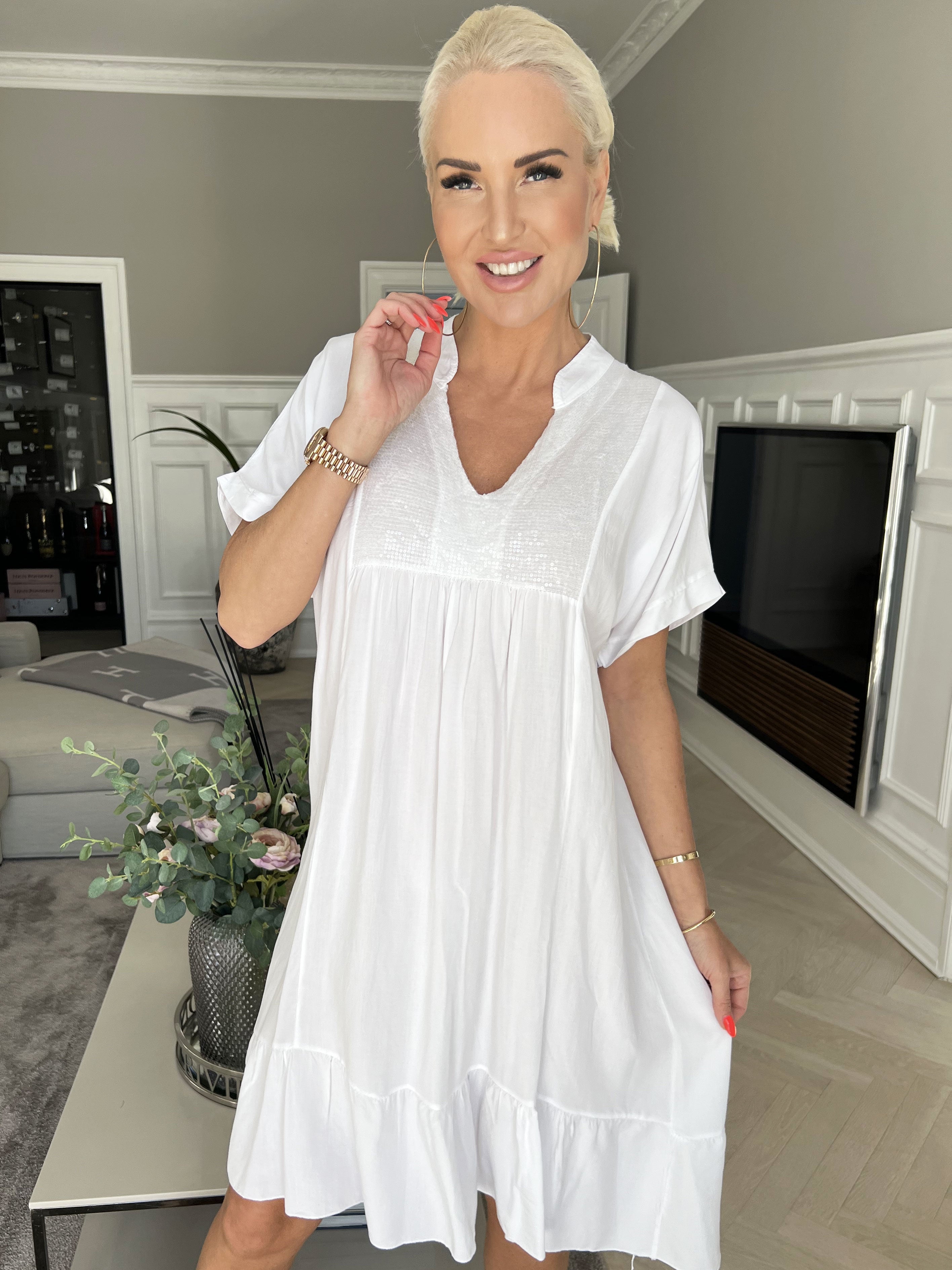 Cecil - Klänning i viskos med paljetter och ruffig fåll - Turquoise