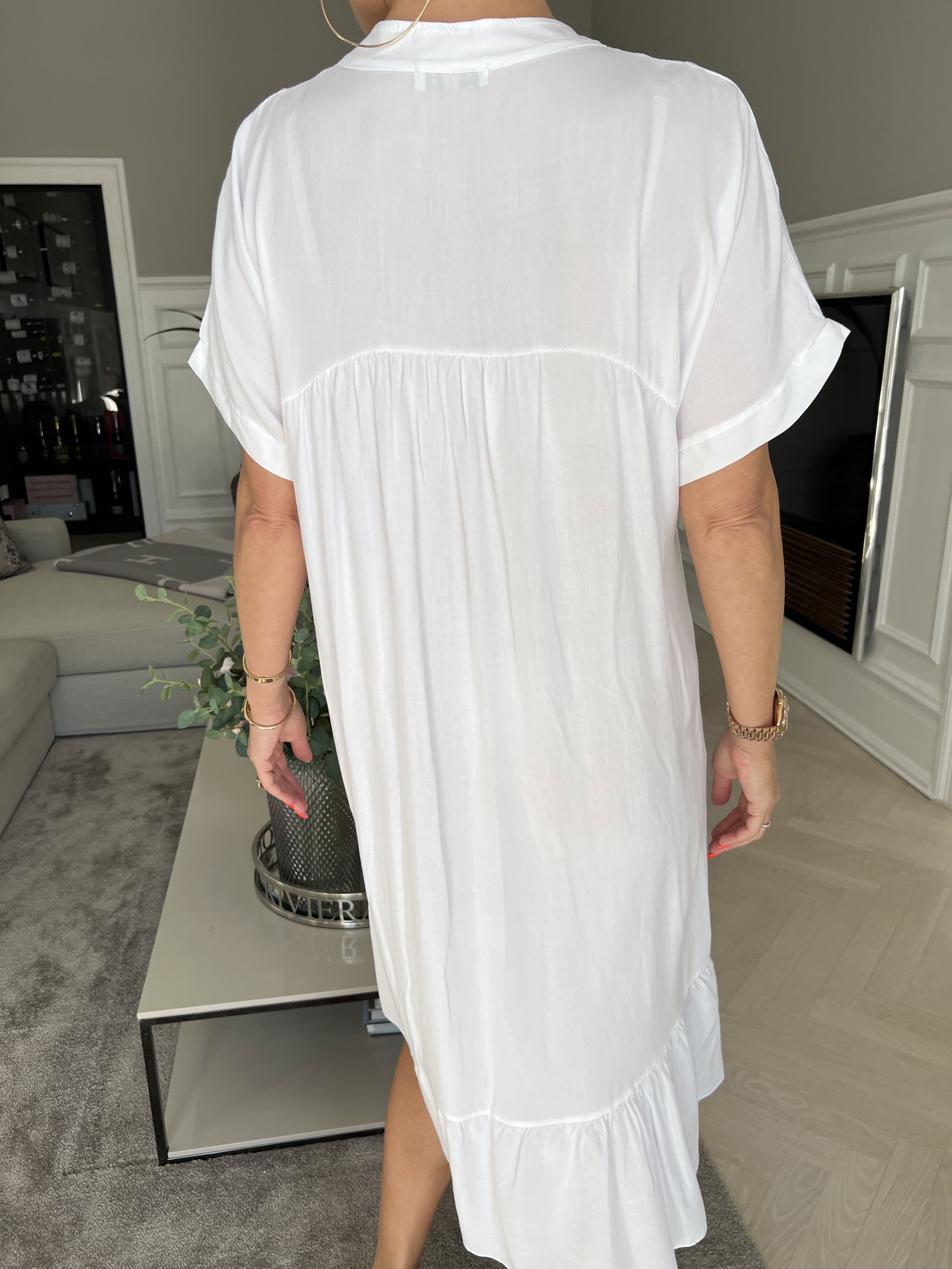 Cecil - Klänning i viskos med paljetter och ruffig fåll - Black