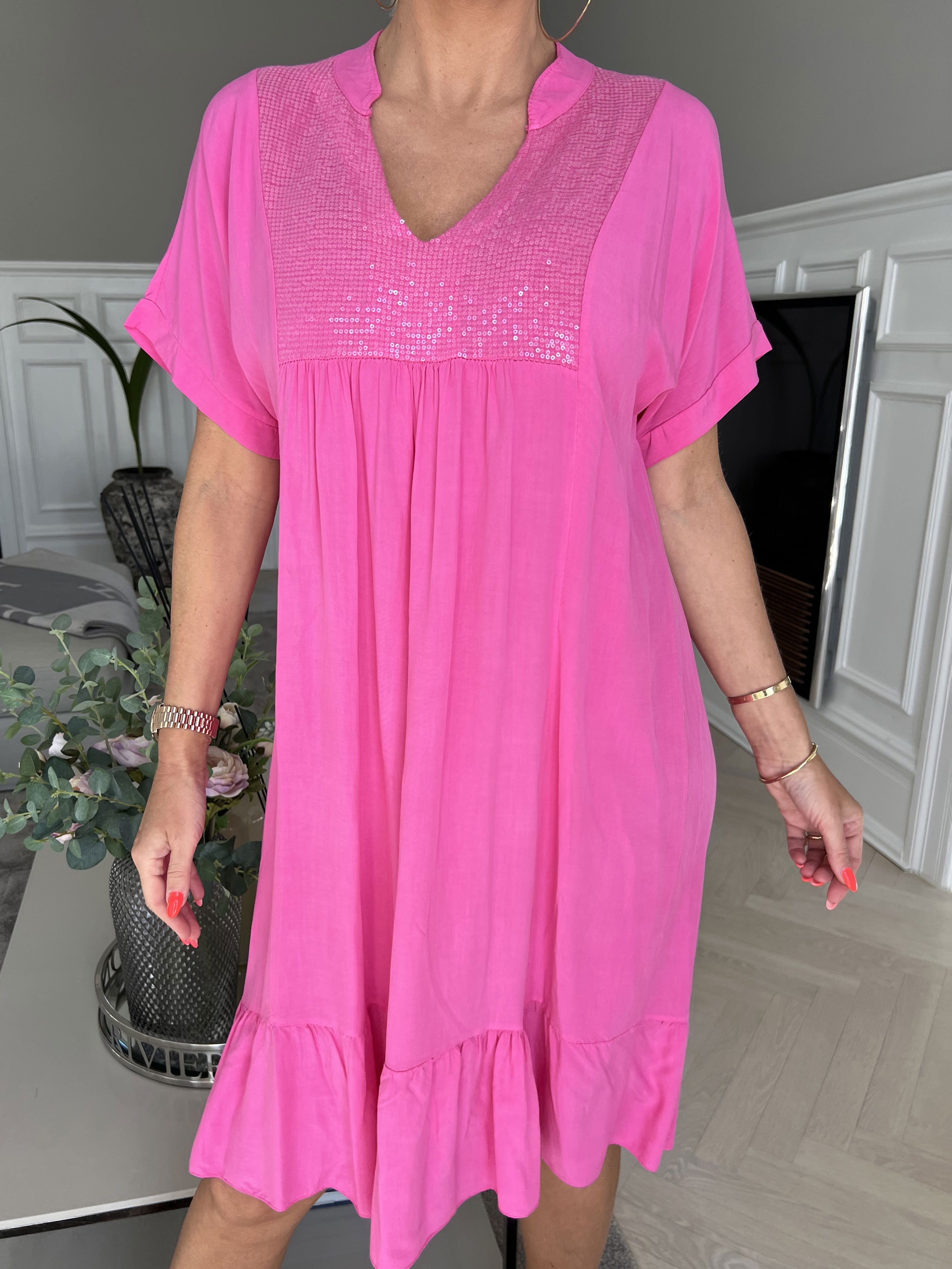 Cecil - Klänning i viskos med paljetter och ruffig fåll