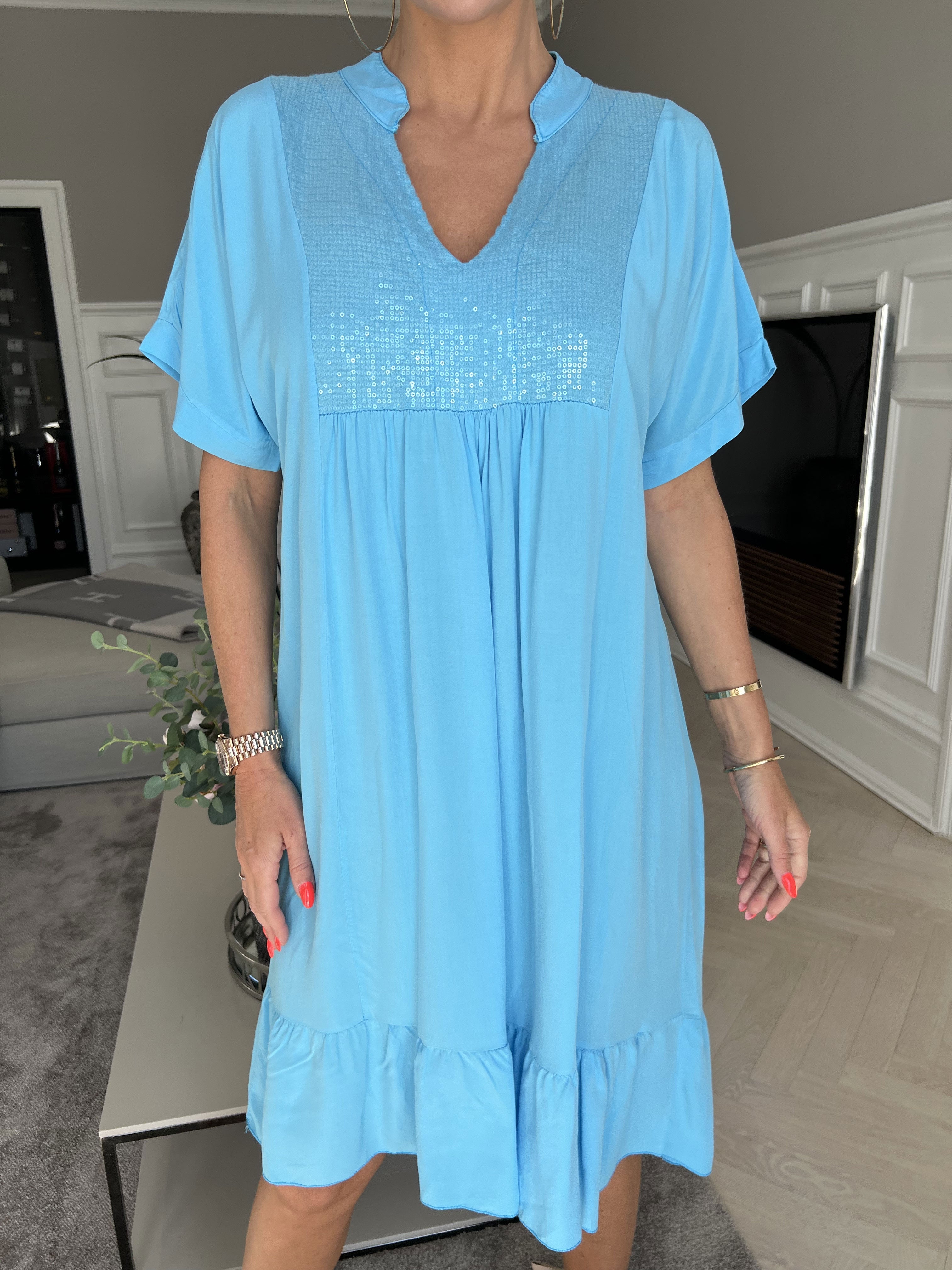 Cecil - Klänning i viskos med paljetter och ruffig fåll