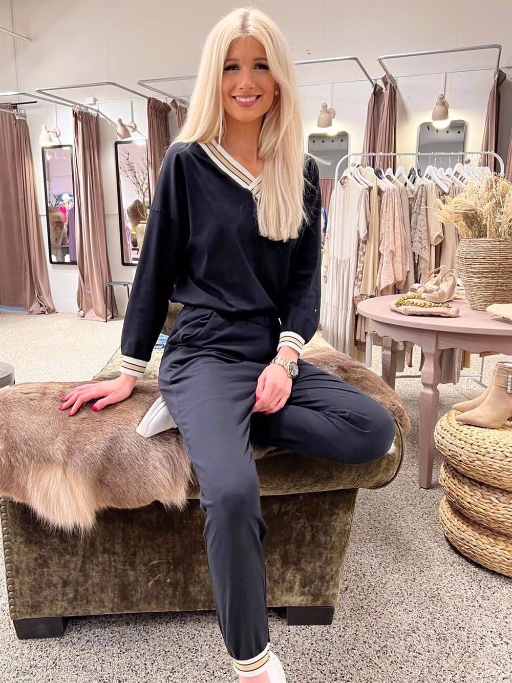 Celestine - Joggingdräkt med guldrandiga kanter