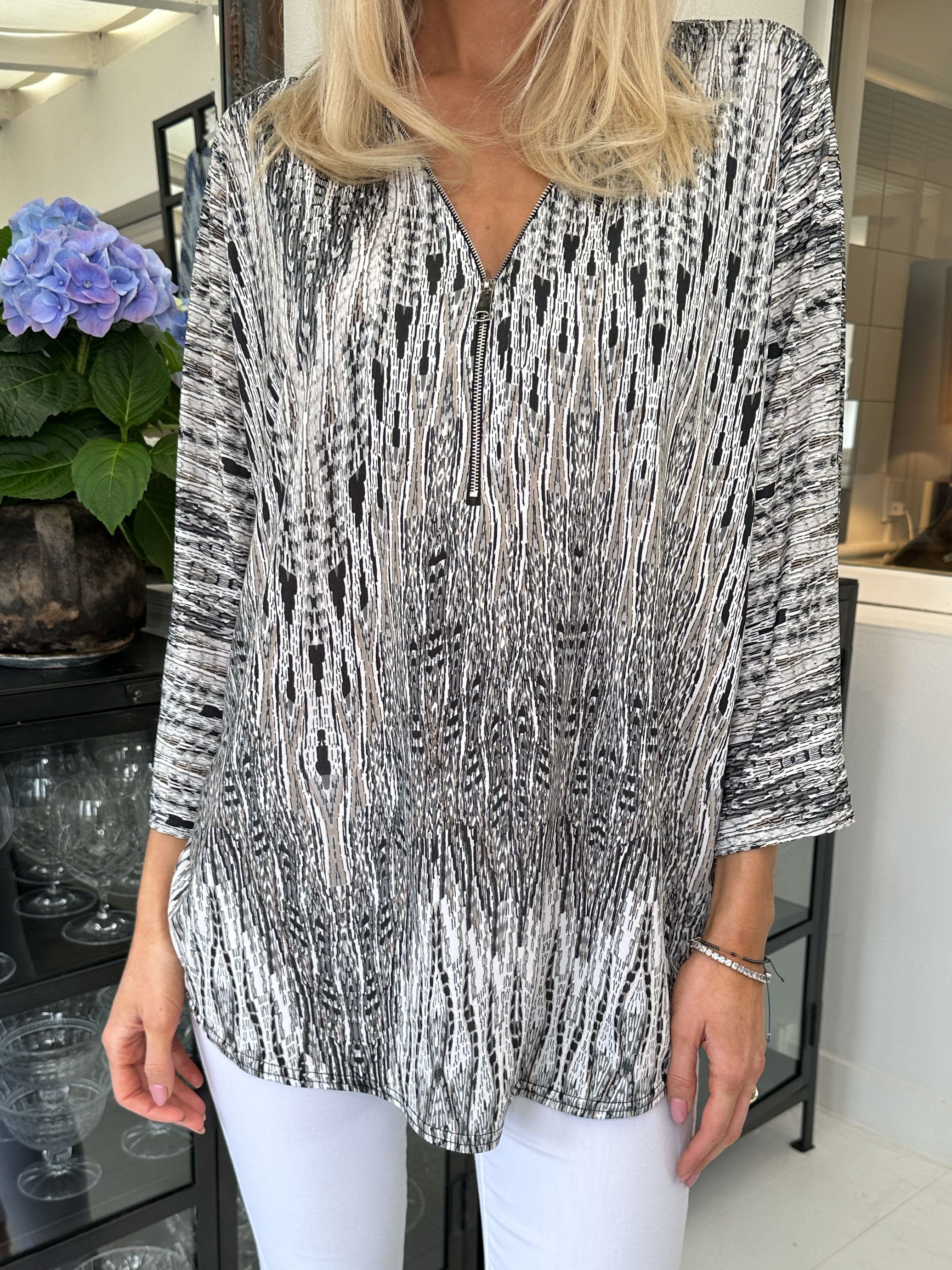 Celia Stripe - Söt tunika i elastiskt tyg med dragkedja