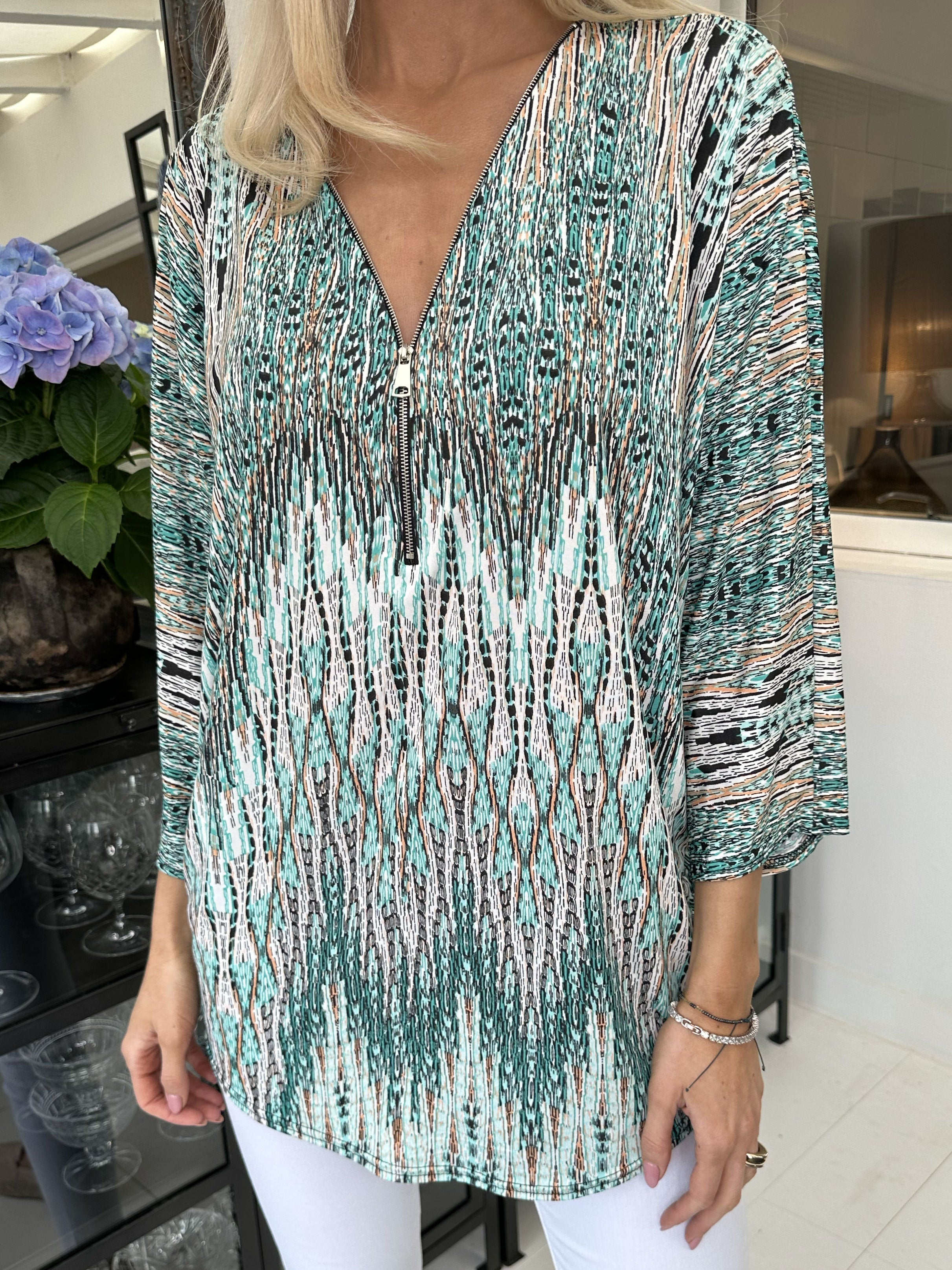 Celia Stripe - Söt tunika i elastiskt tyg med dragkedja