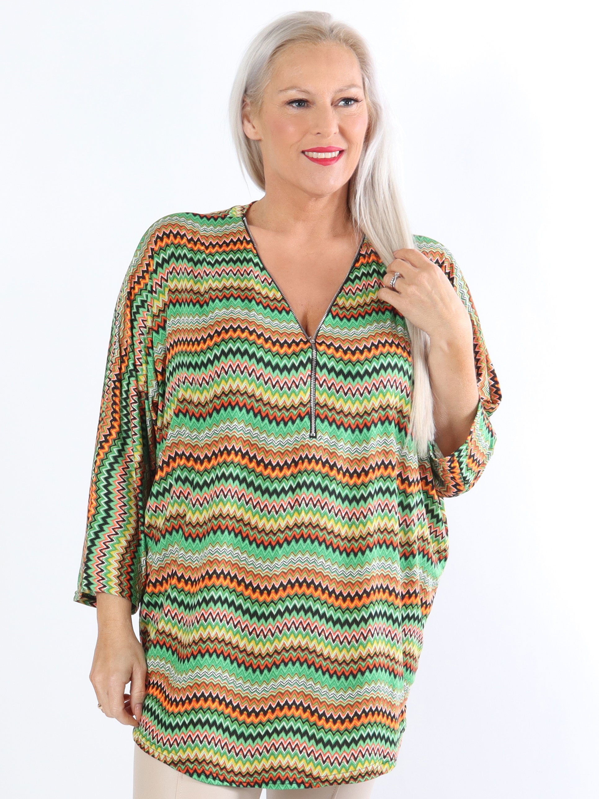 Celia Zigzag - Söt plus size tunika i elastiskt tyg med dragkedja