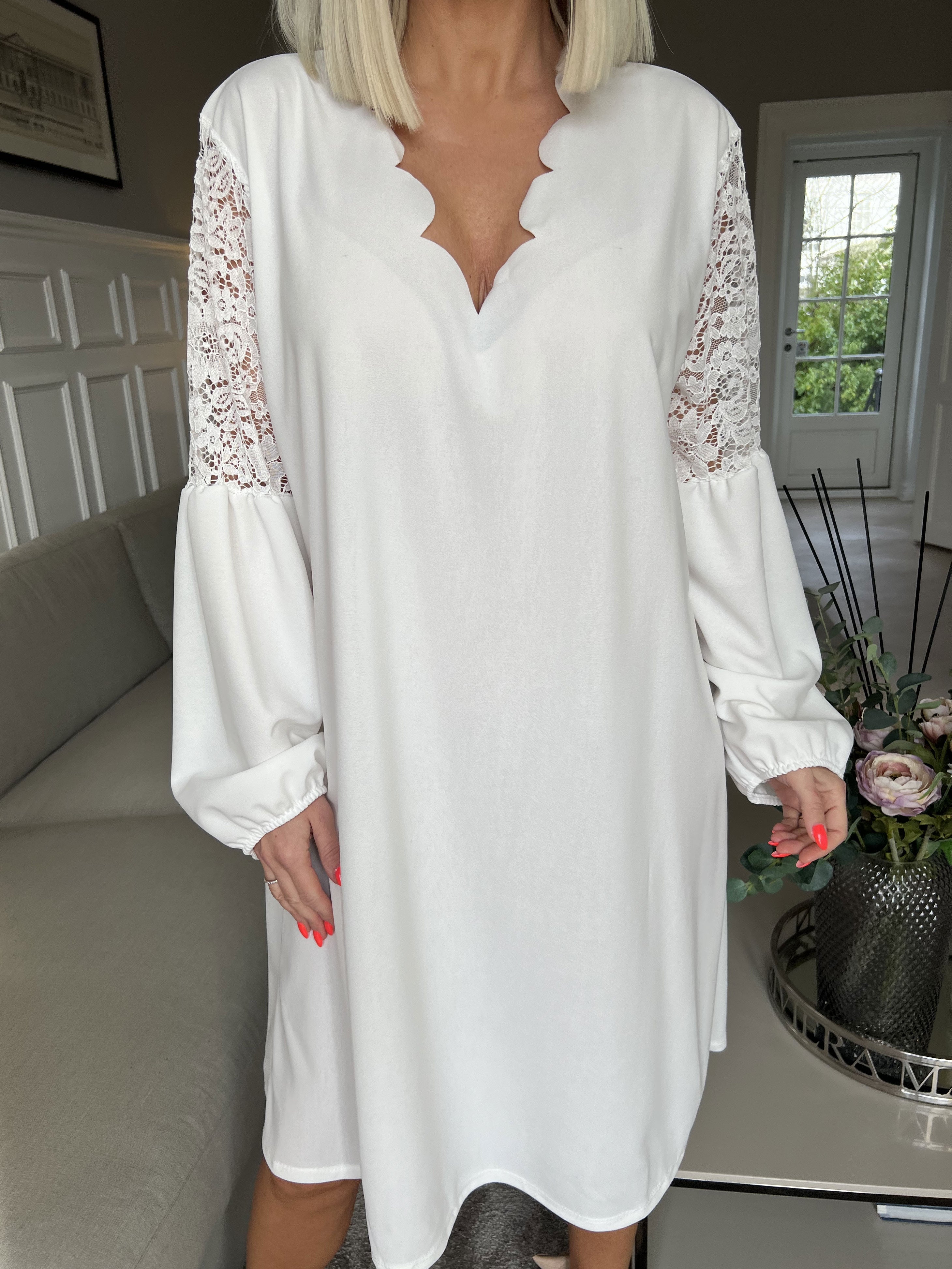 Cenobia - Feminin klänning med spets och ballongärmar