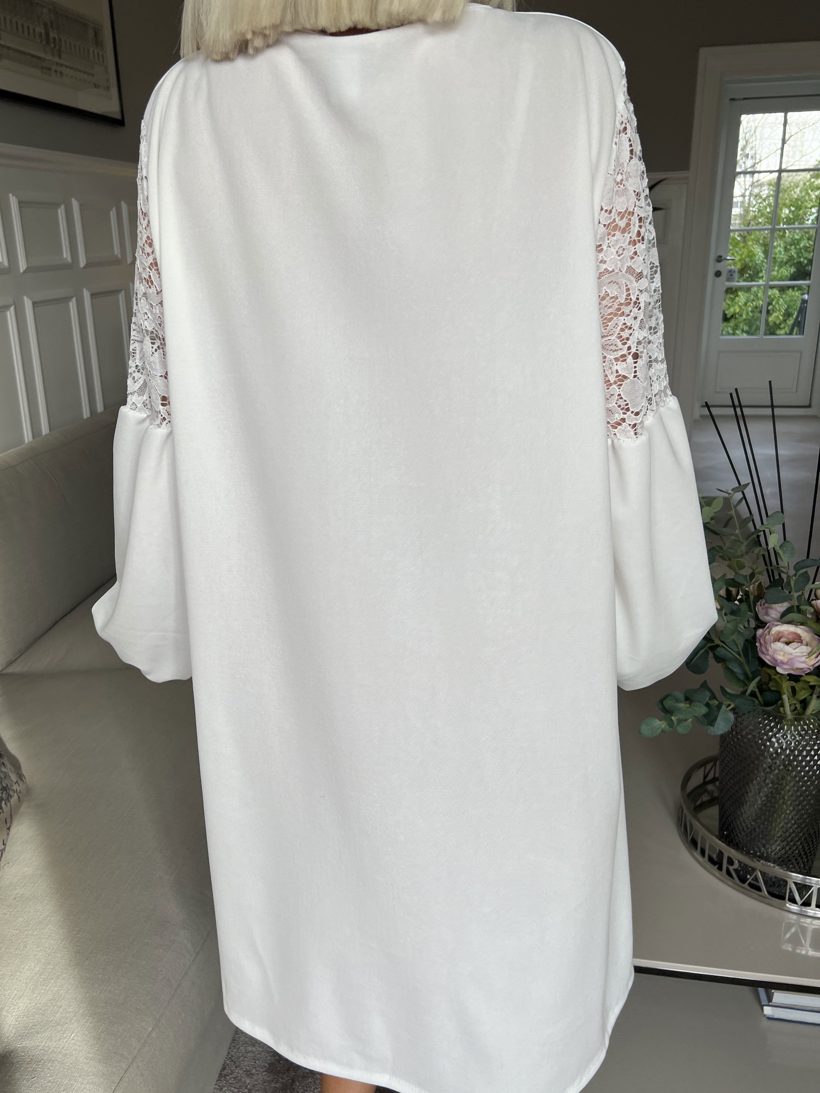 Cenobia - Feminin klänning med spets och ballongärmar