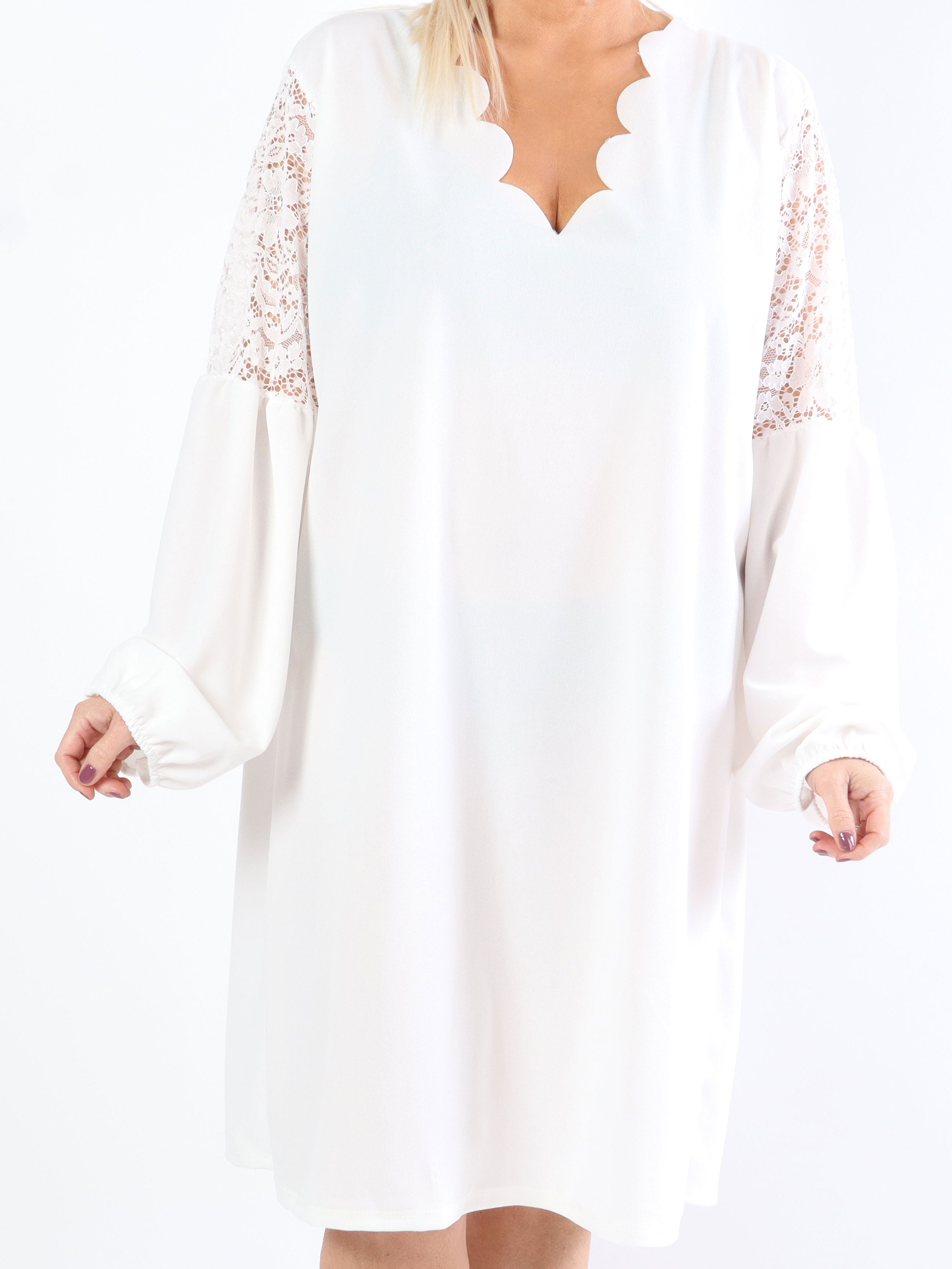 Cenobia - Feminin plus size klänning med spets och ballongärmar