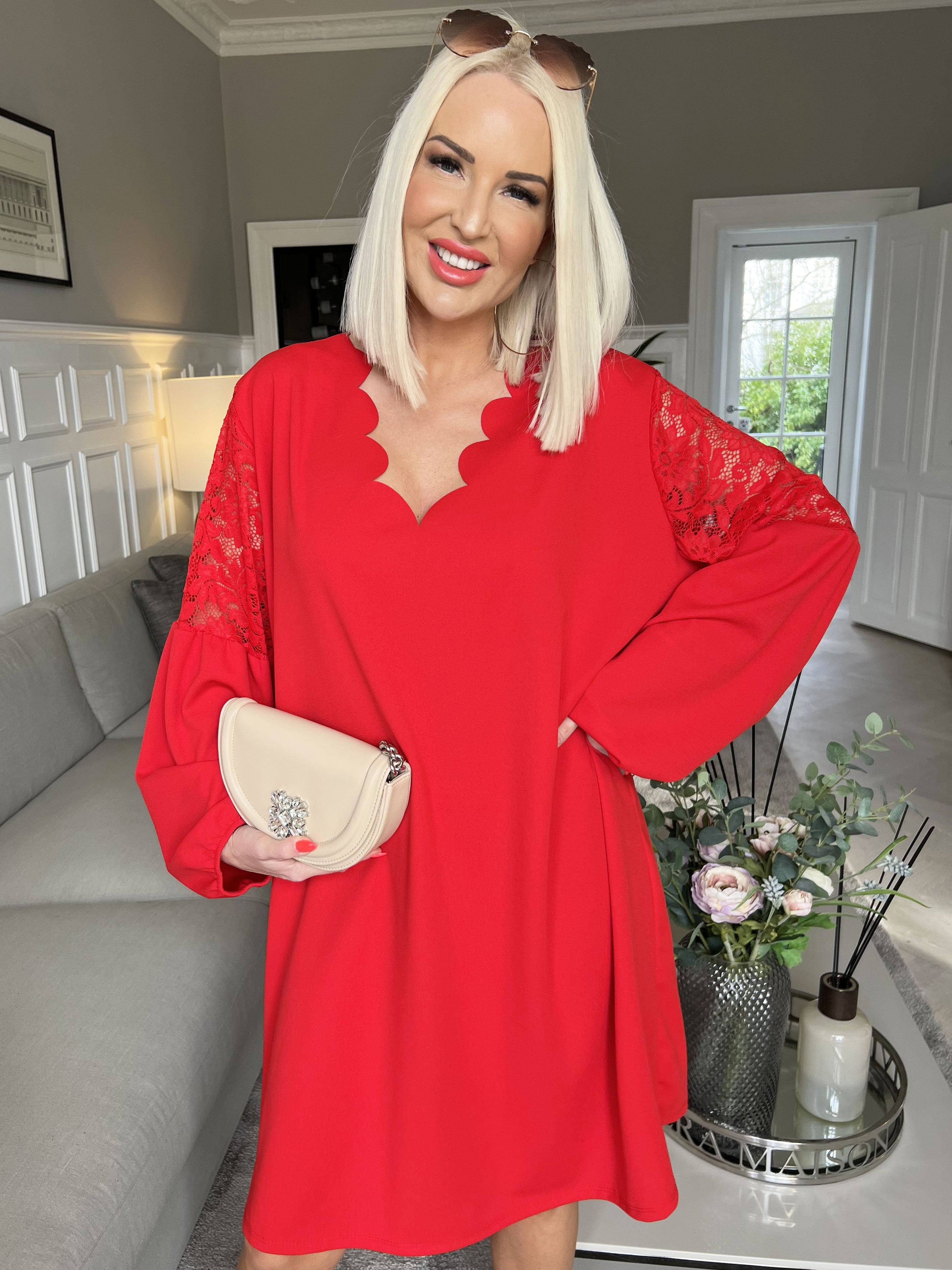 Cenobia - Feminin klänning med spets och ballongärmar