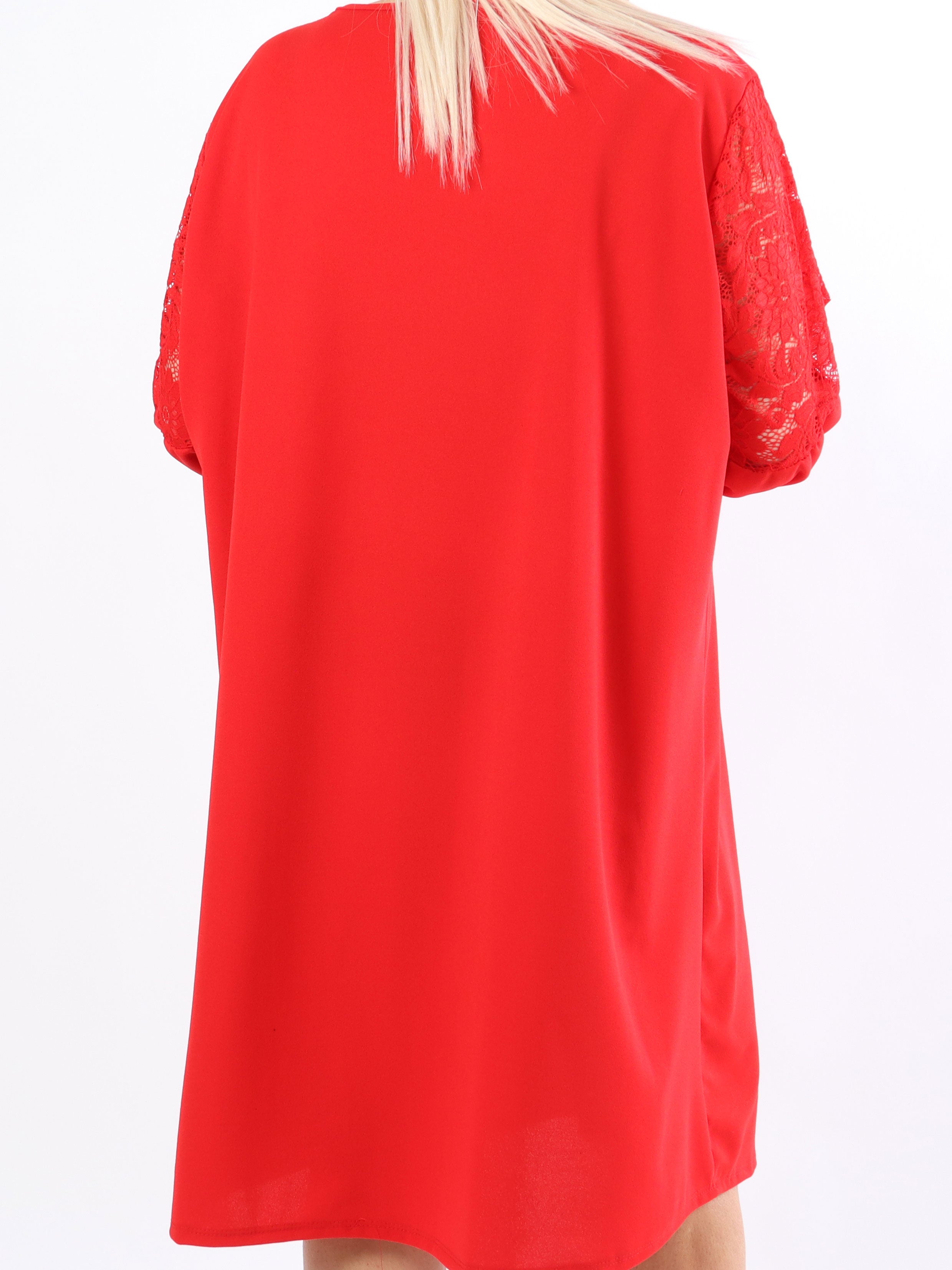 Cenobia - Feminin plus size klänning med spets och ballongärmar