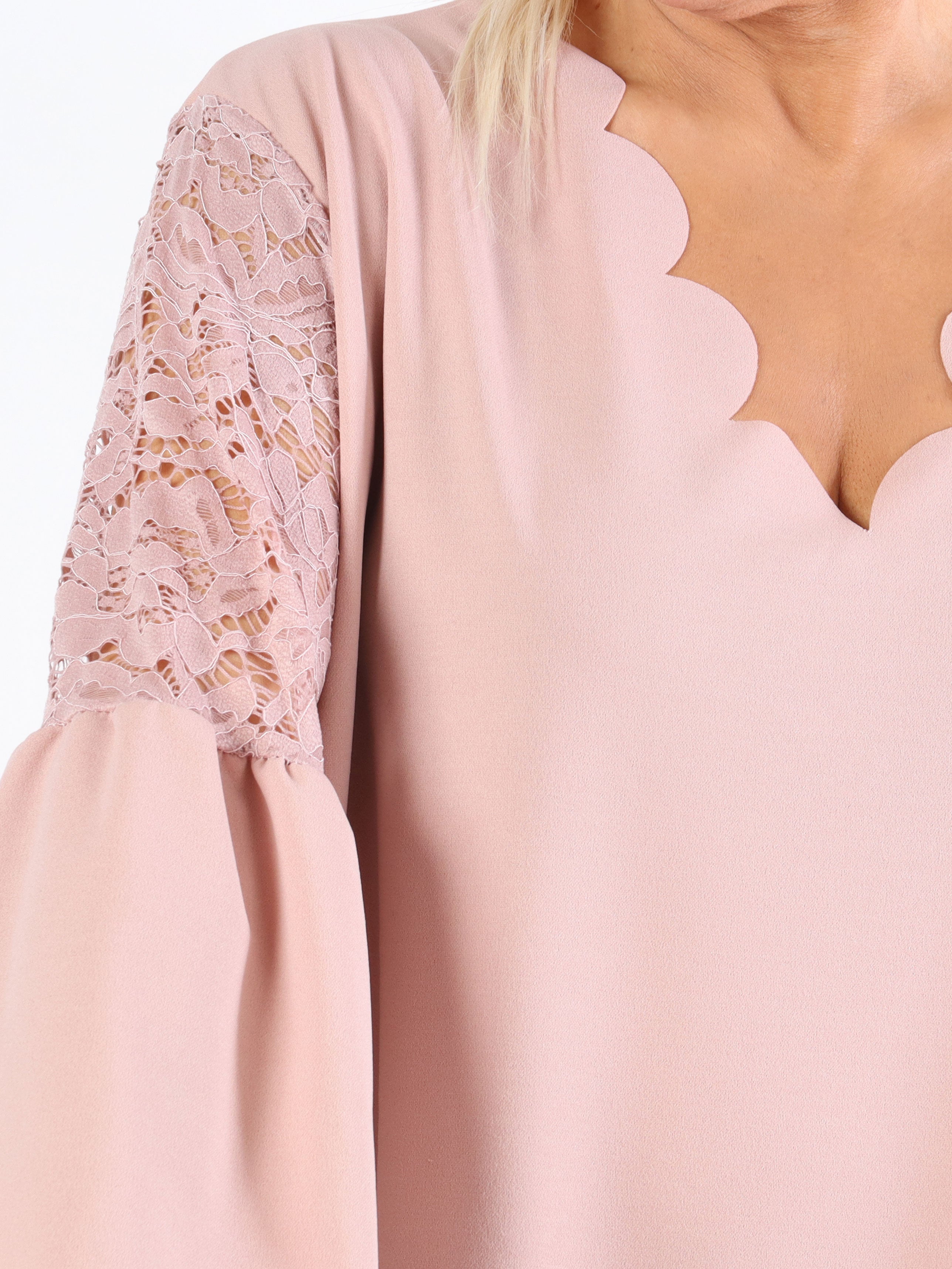 Cenobia - Feminin plus size klänning med spets och ballongärmar