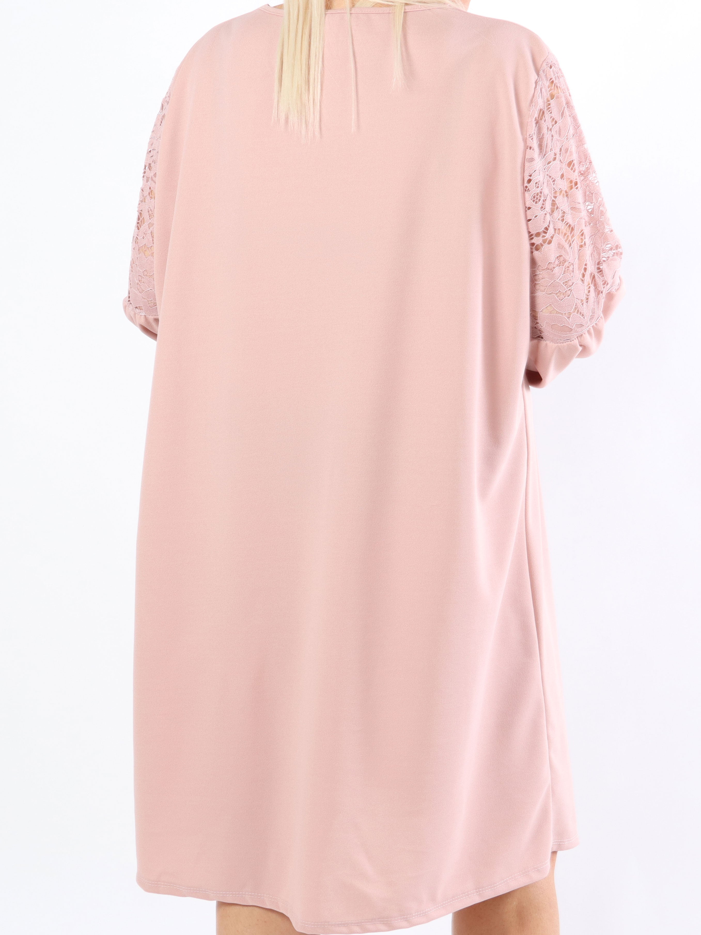 Cenobia - Feminin plus size klänning med spets och ballongärmar
