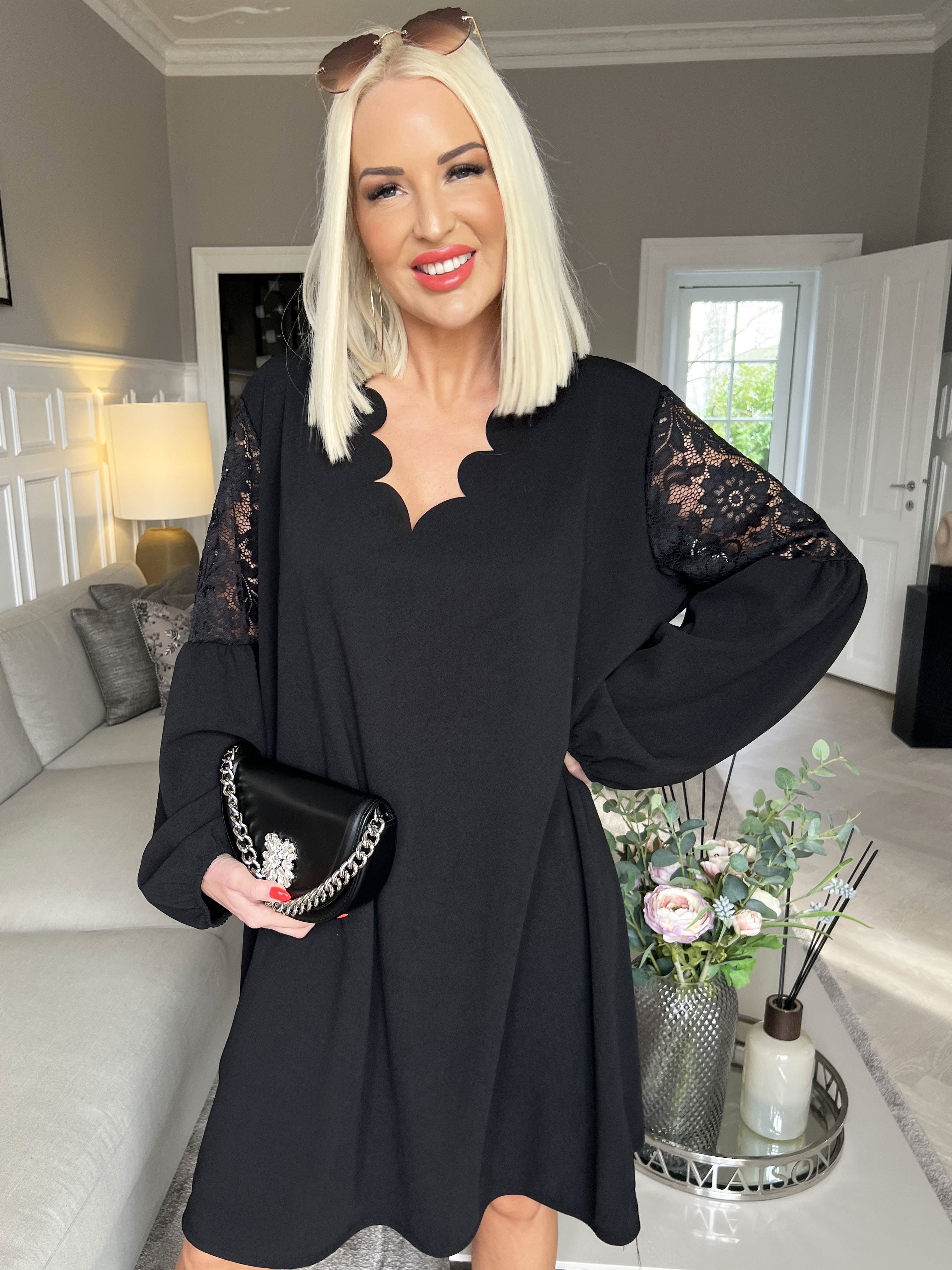 Carmen - Enkel klänning med vacker spets på ryggen och ärmarna