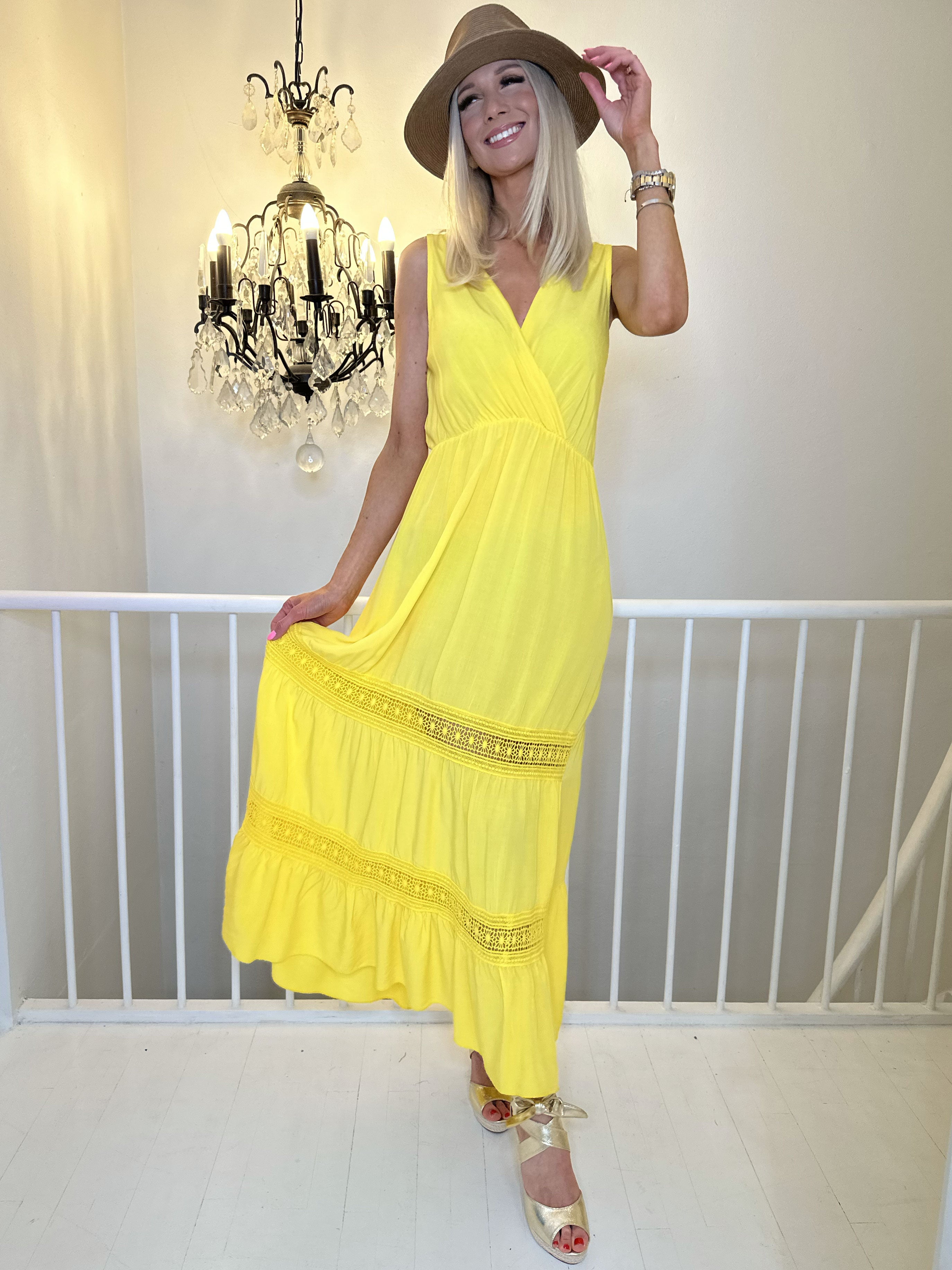 Charlie - Lång vacker sommarklänning med v-hals och rygg