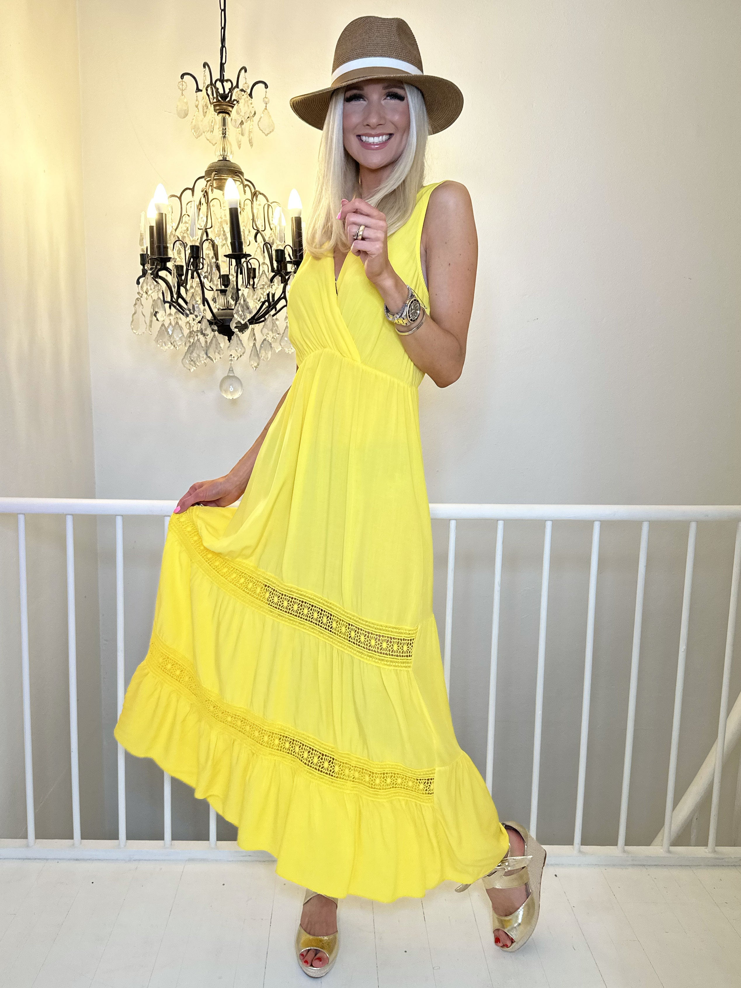 Charlie - Lång vacker sommarklänning med v-hals och rygg