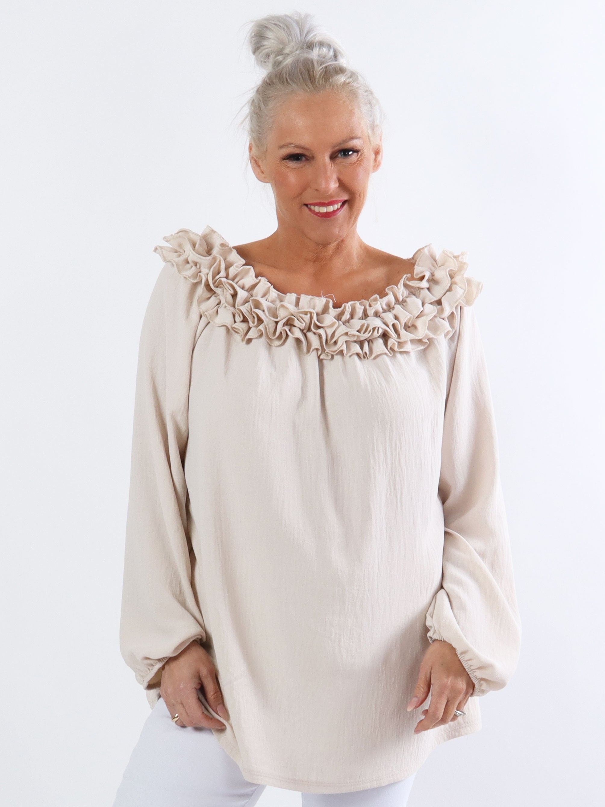 Chili - Finast plus size tunikablus med volanger i halsen - Beige