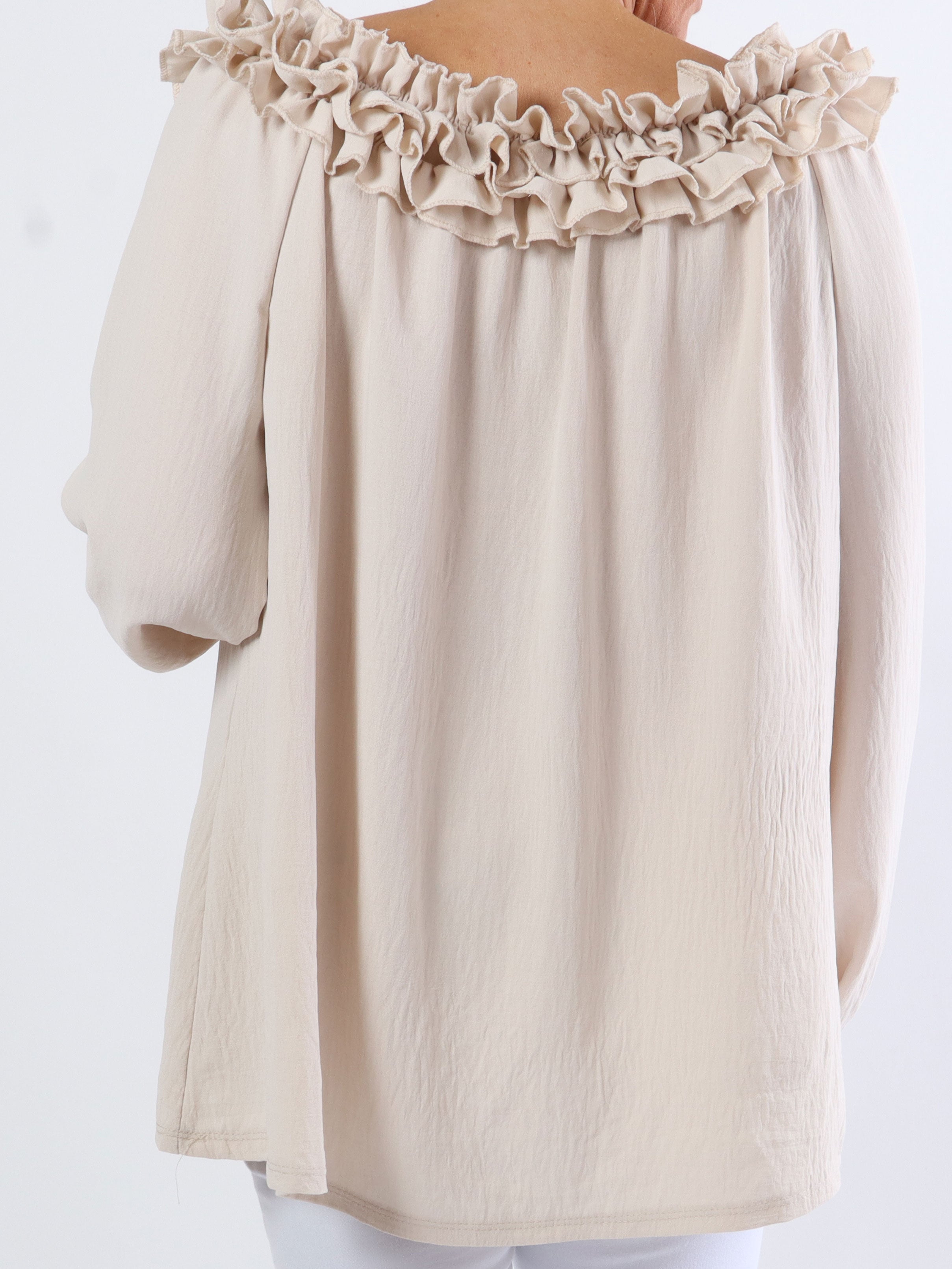 Chili - Finast plus size tunikablus med volanger i halsen - Black