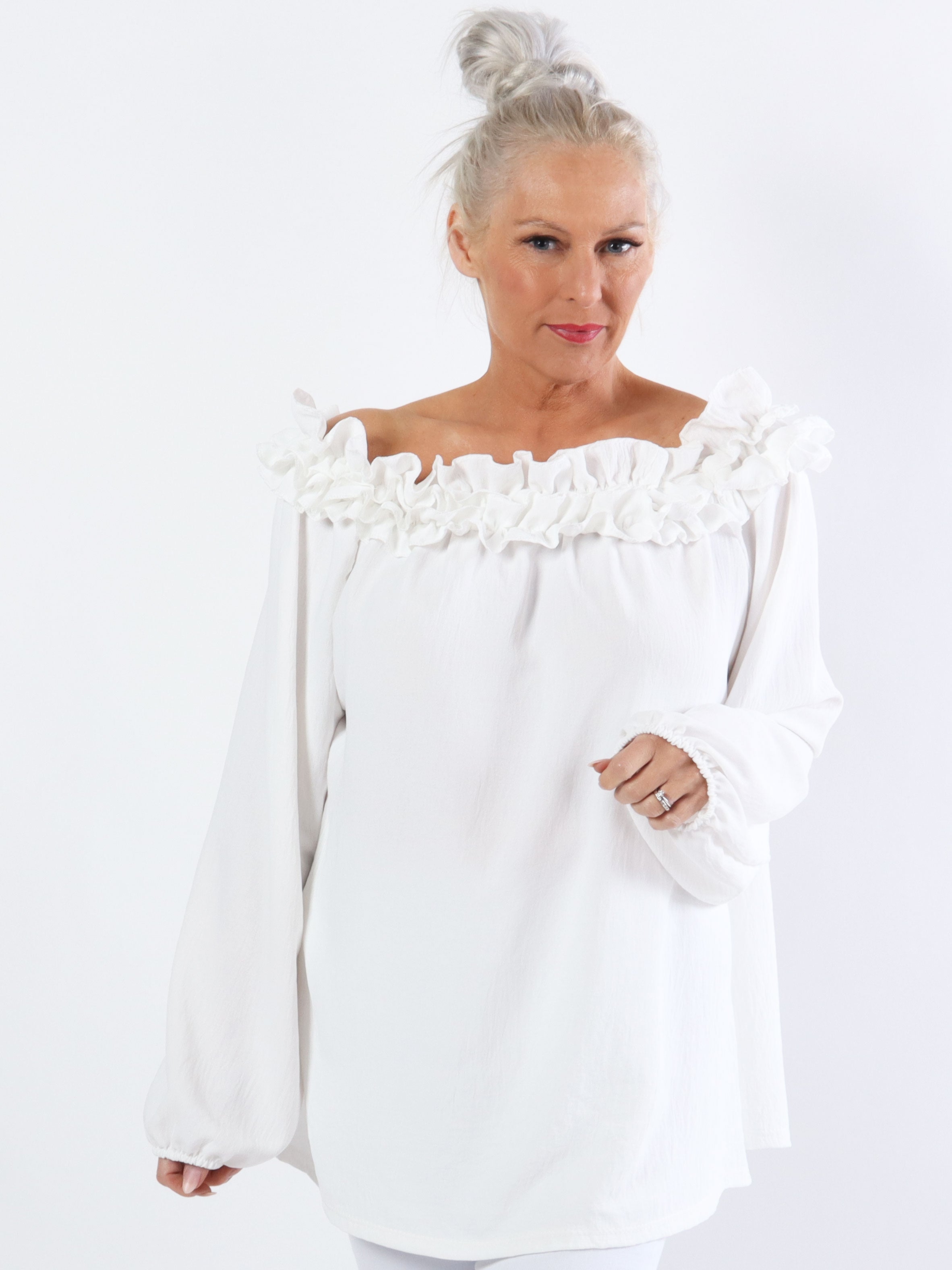 Chili - Finast plus size tunikablus med volanger i halsen