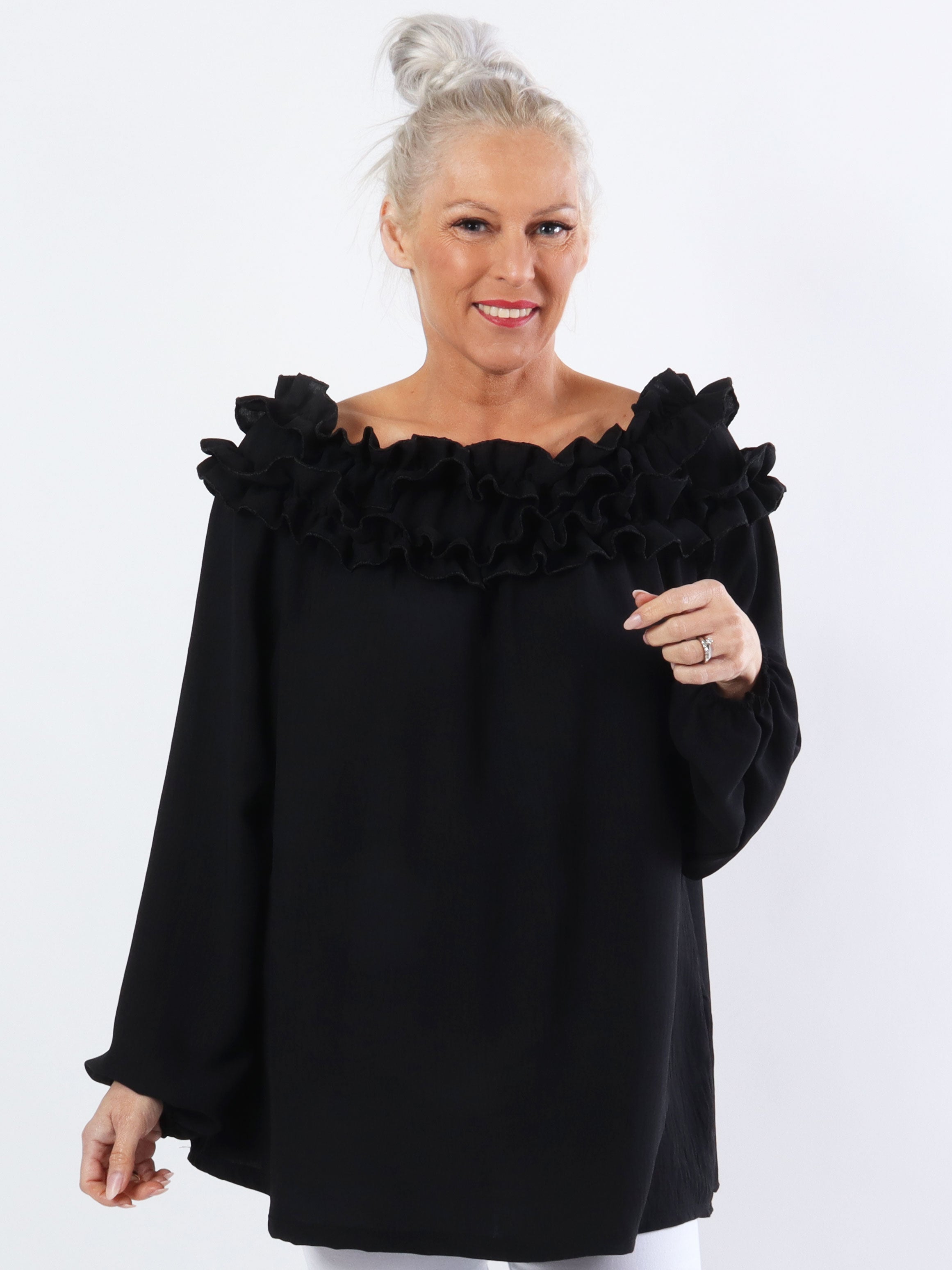 Chili - Finast plus size tunikablus med volanger i halsen