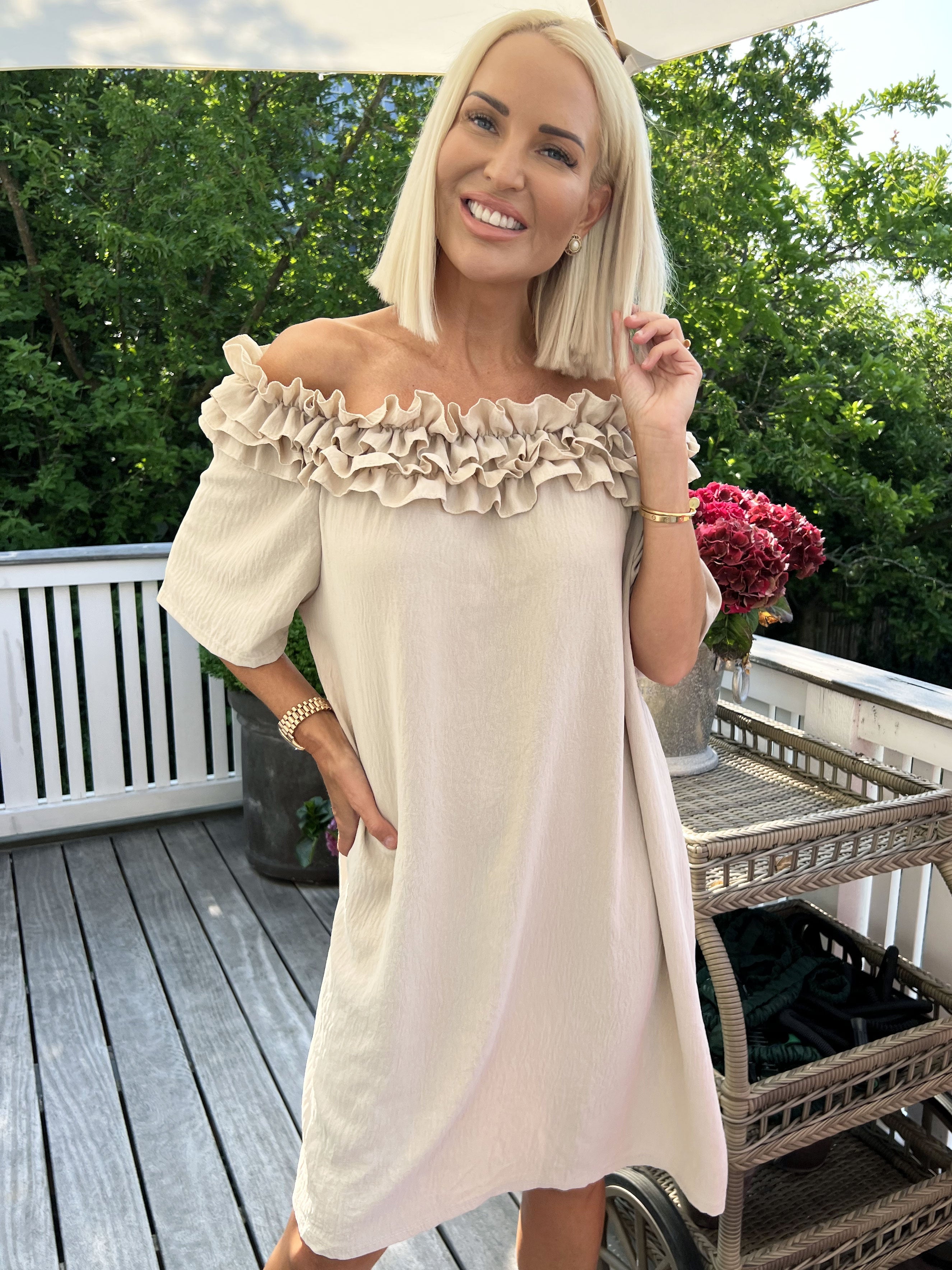 Chili Sleeveless Dress - Fin klänning med volanger i halsringningen - Pink