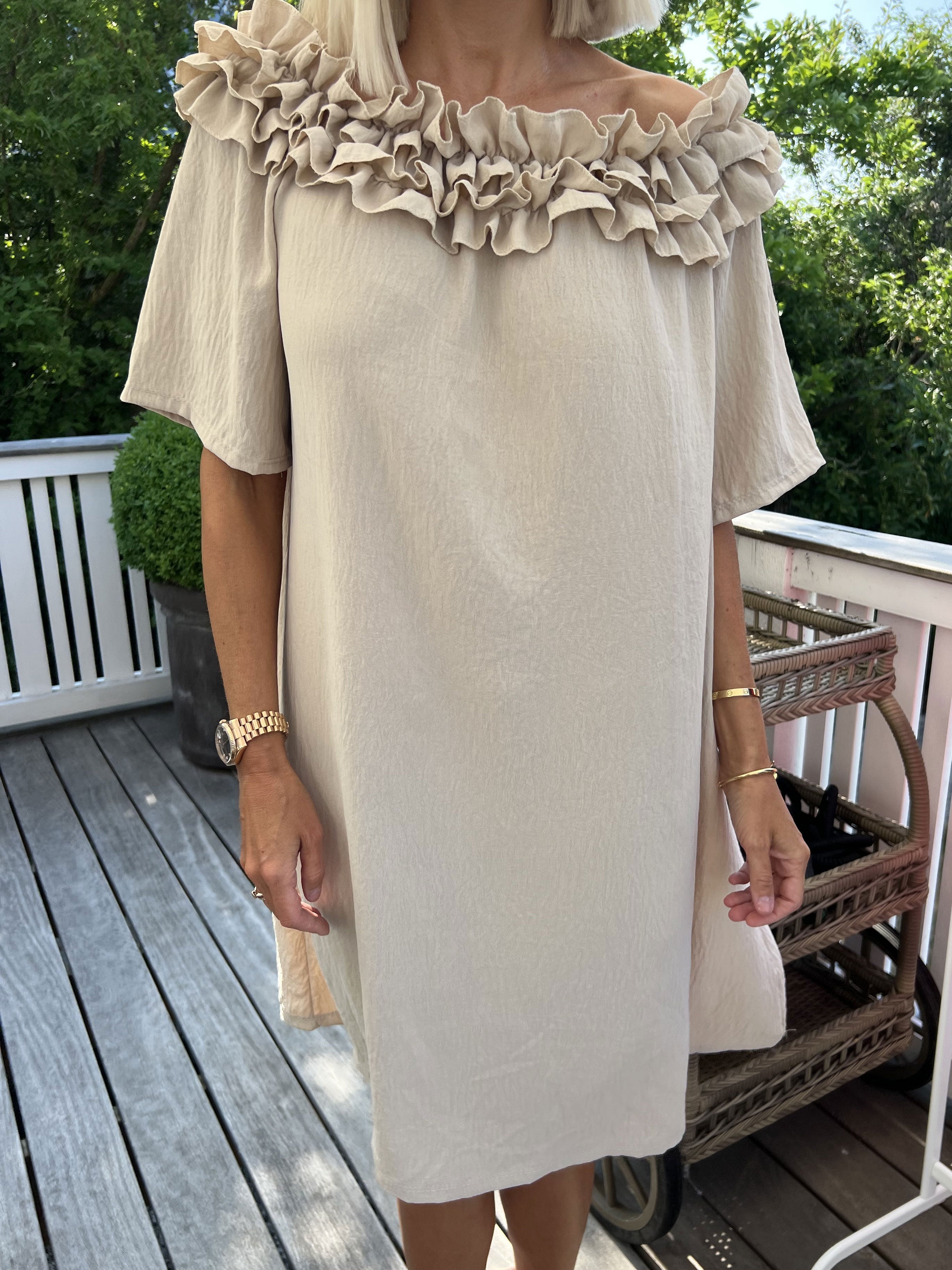 Chili Sleeveless Dress - Fin klänning med volanger i halsringningen - Beige