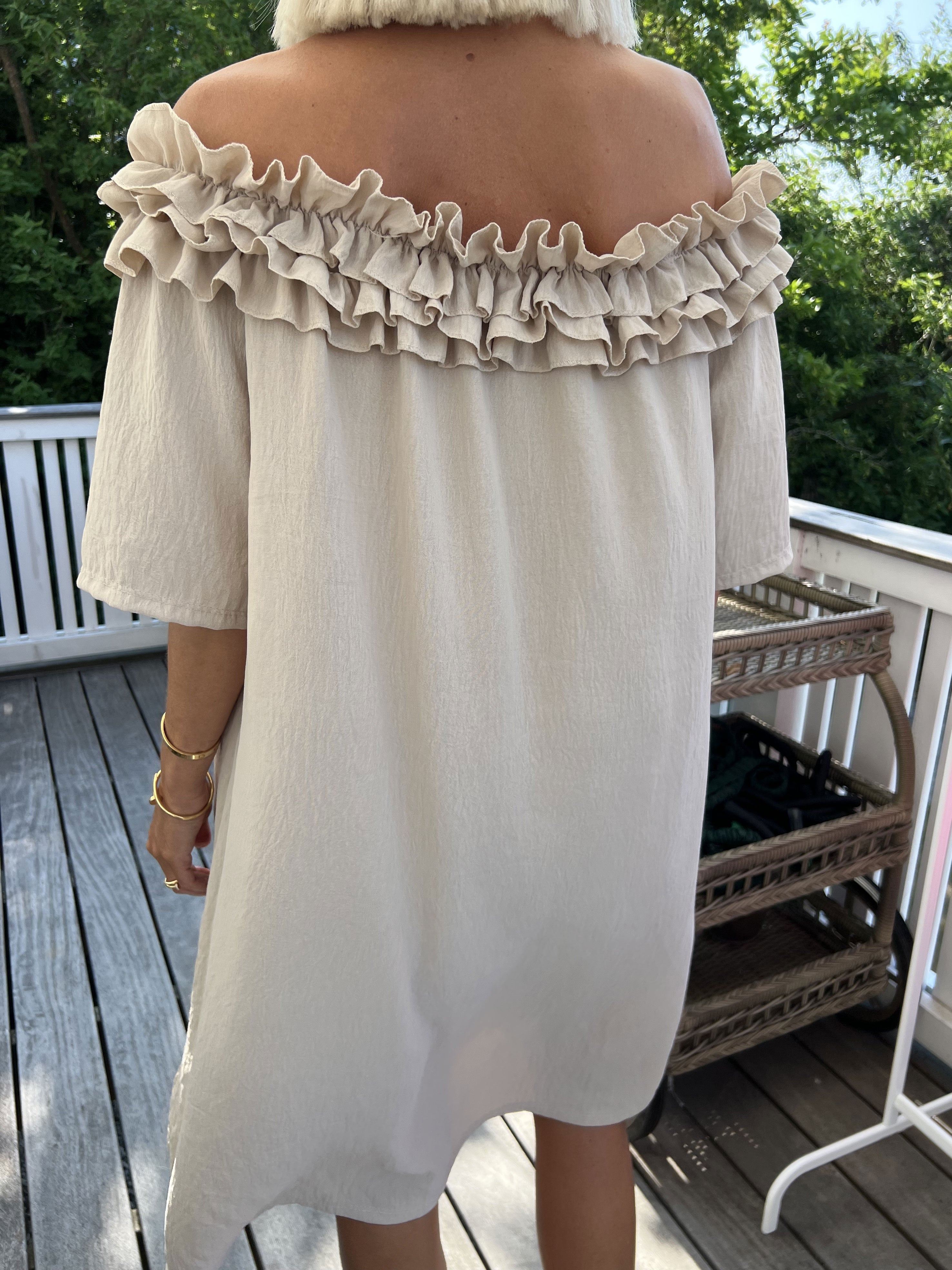 Chili Sleeveless Dress - Fin klänning med volanger i halsringningen