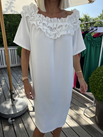 FÖRHANDSBESTÄLLNING - Chili Sleeveless Dress - Fin klänning med volanger i halsringningen