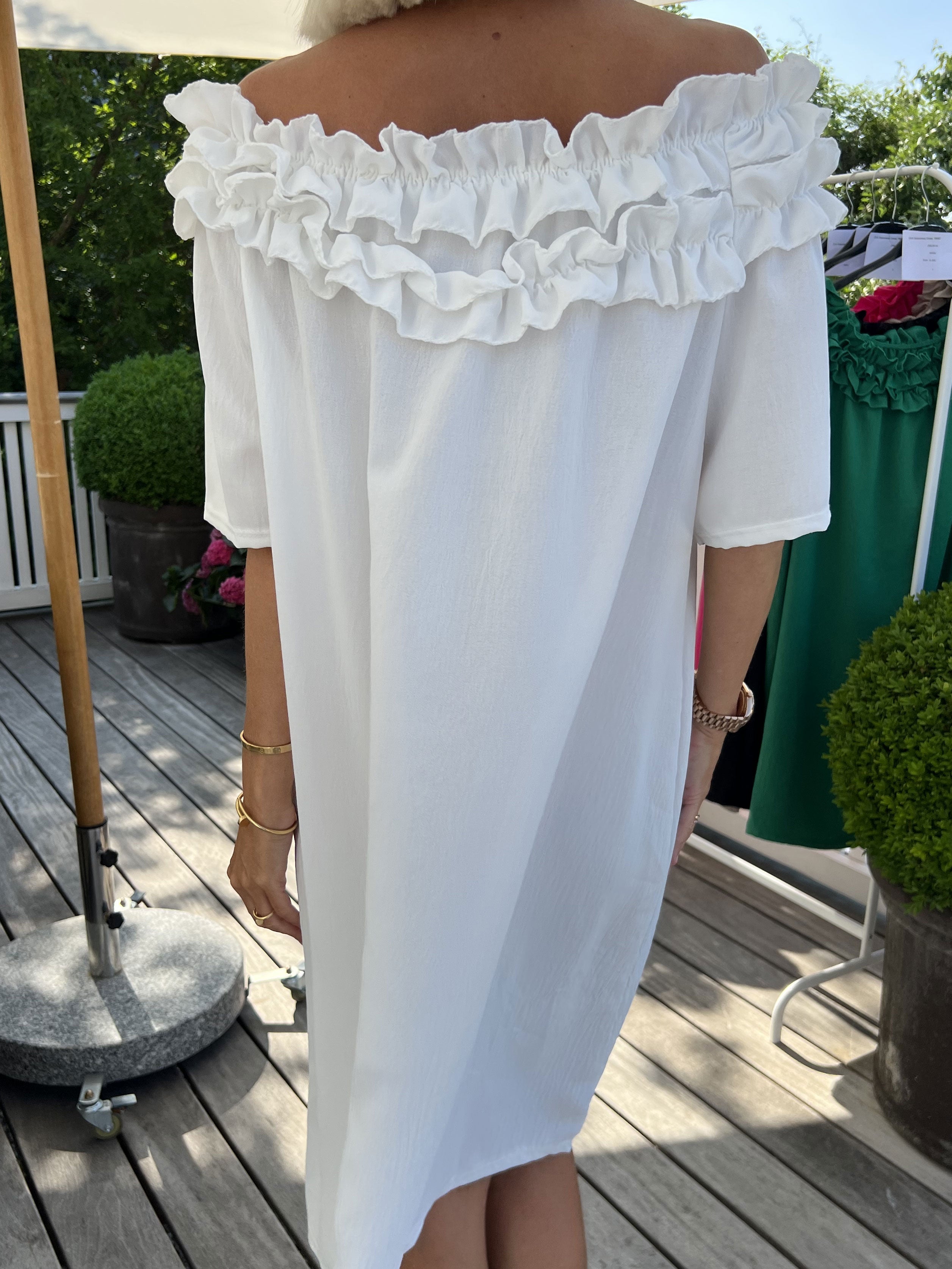 Chili Sleeveless Dress - Fin klänning med volanger i halsringningen