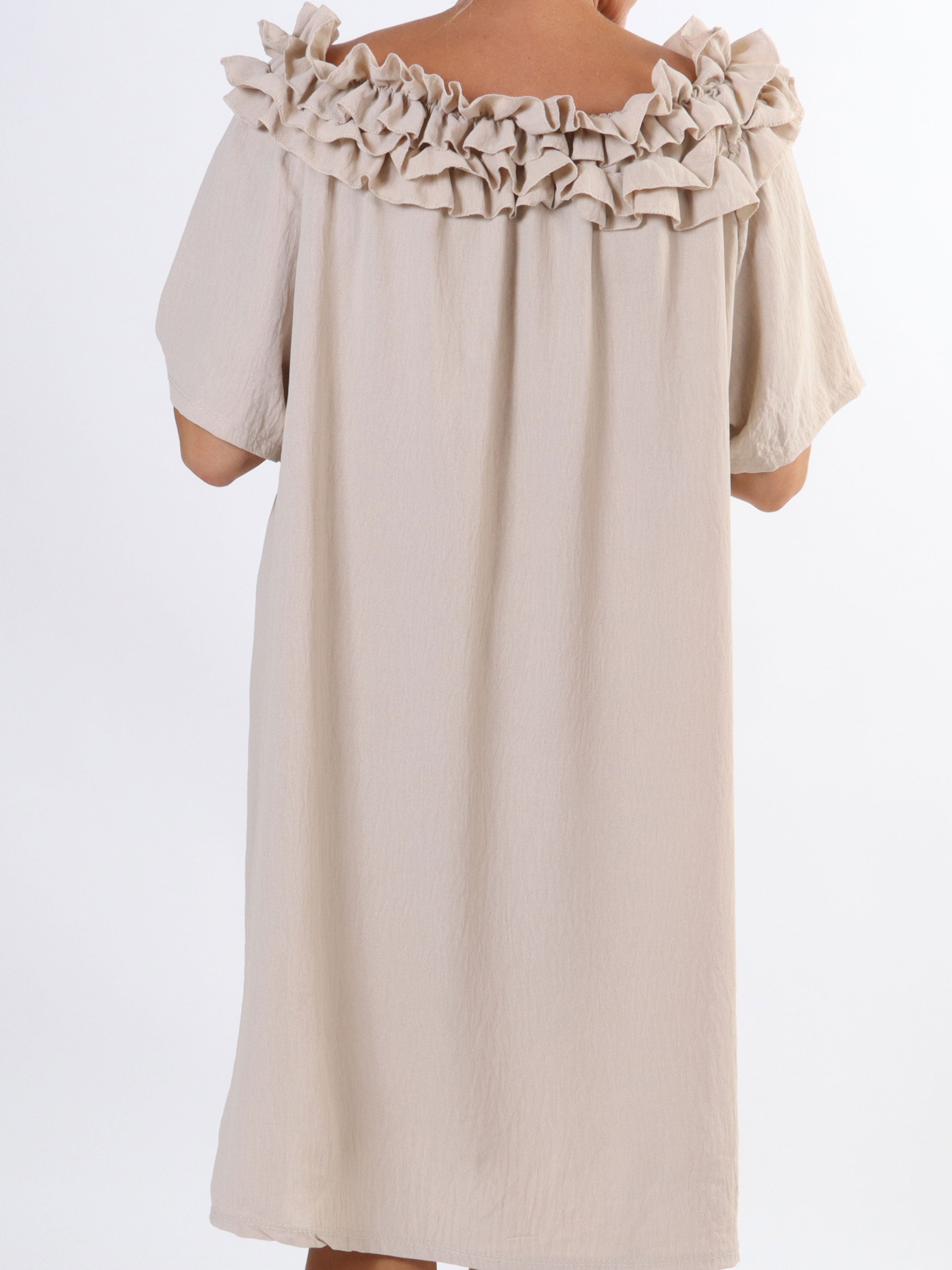 Chili Sleeveless Dress - Plus size-klänning med volanger i halsringningen - Black